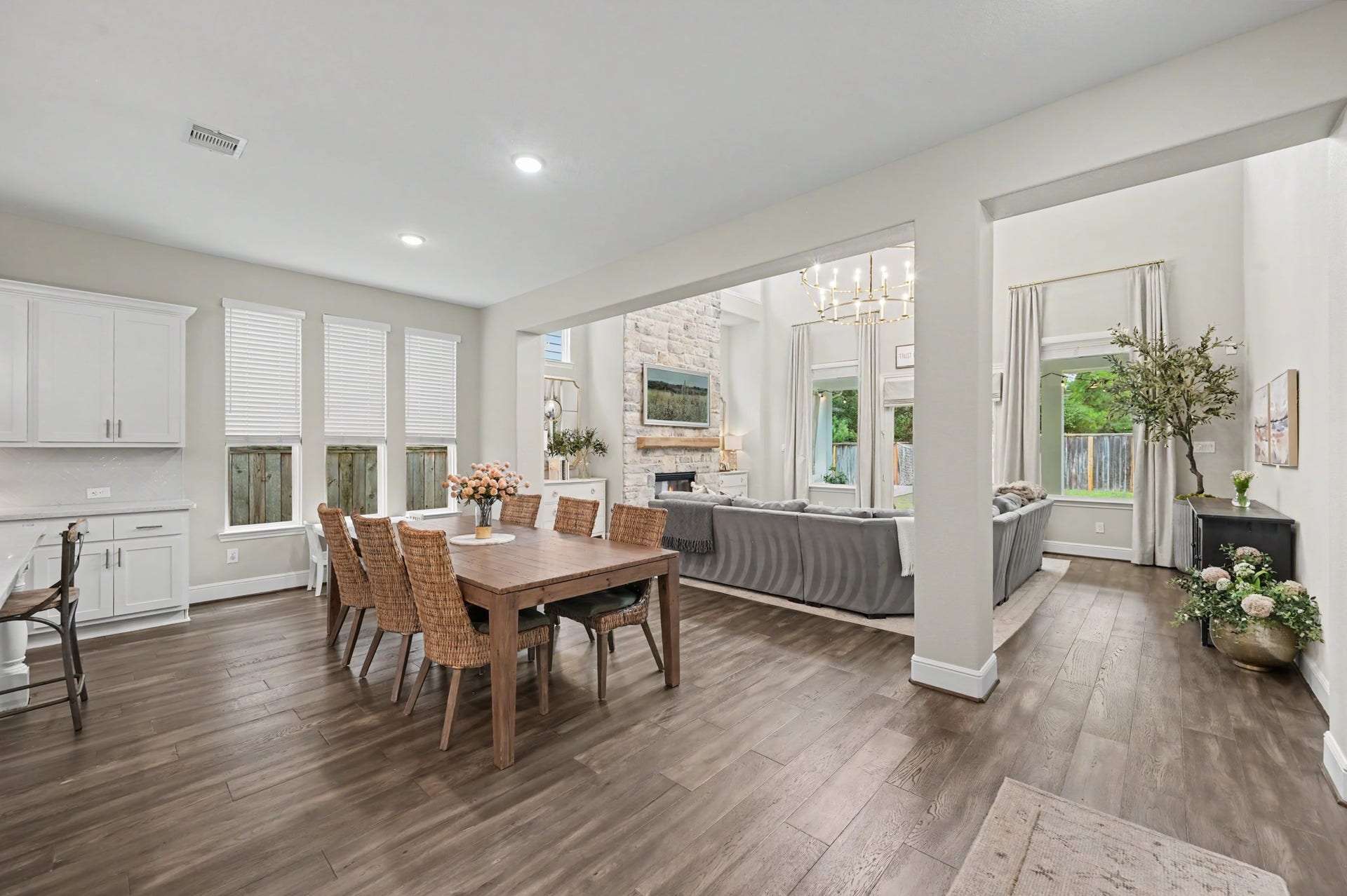 35 W Sawyer Ridge Drive, The Woodlands, TX 77389 35 W Sawyer Ridge Drive, The Woodlands, TX 77389