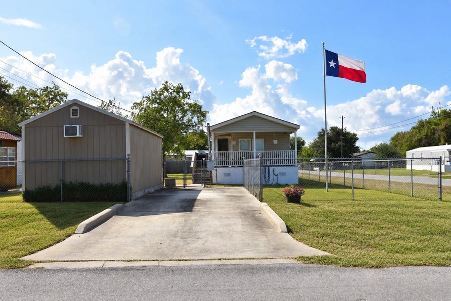 Property photo for 618 Golden Bend Drive, Highlands, TX