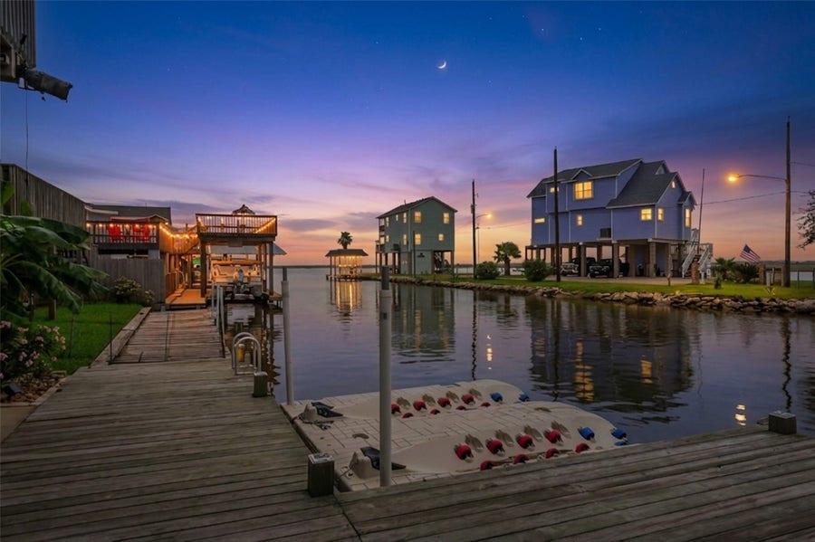 Property photo for 113 Bayou Vista Drive, Hitchcock, TX