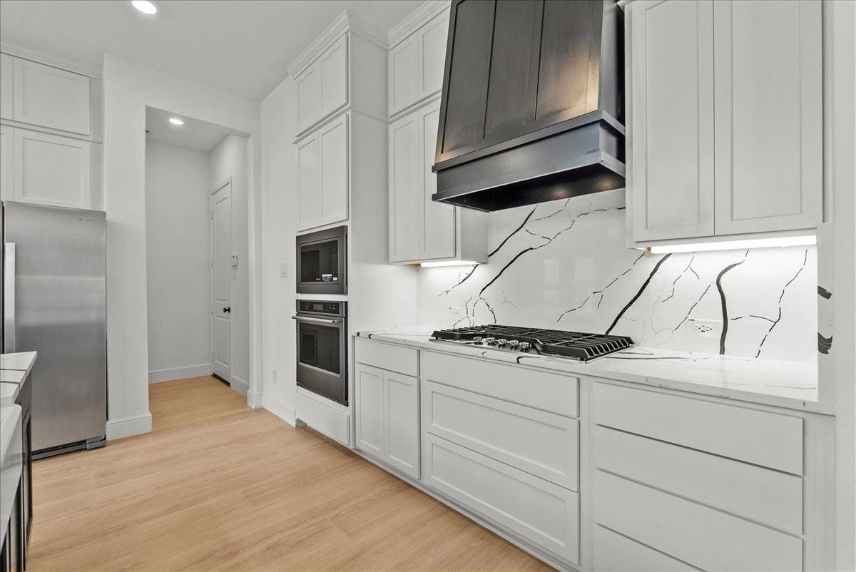 3013 Shelly Bayou Court, League City, TX 77573 Double-stacked cabinetry, stainless steel appliances