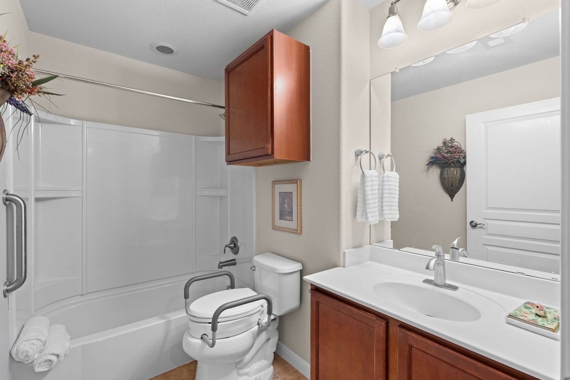 2903 Bur Oak Court, Richmond, TX 77469 Guest bath provides convenience for visitors & everyday living.