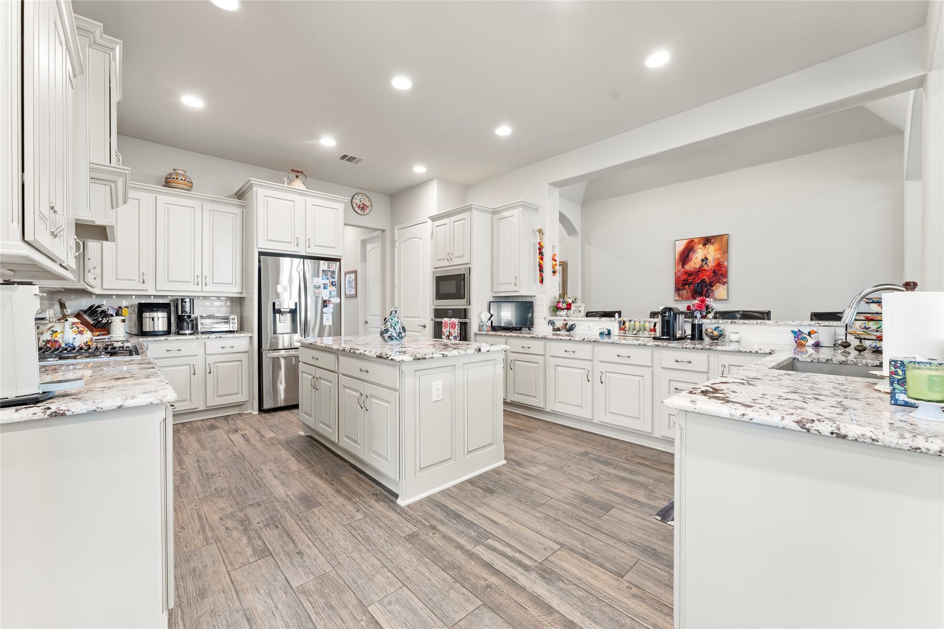 28155 Briarwood Pass, Spring, TX 77386 Gourmet kitchen with a wraparound bar for entertaining.