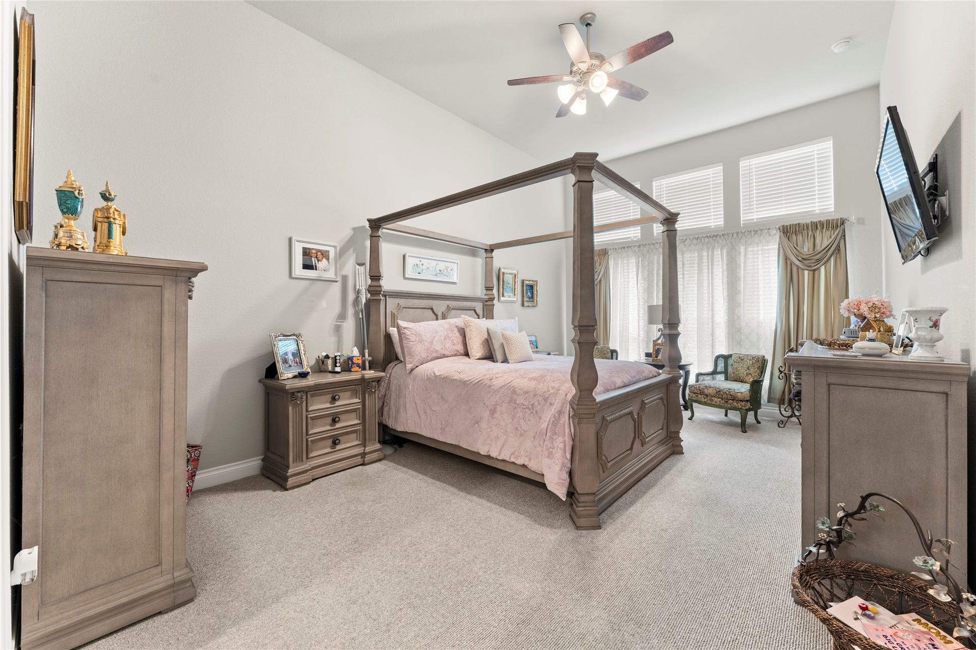 28155 Briarwood Pass, Spring, TX 77386 Expansive master bedroom with high ceilings and natural lights.