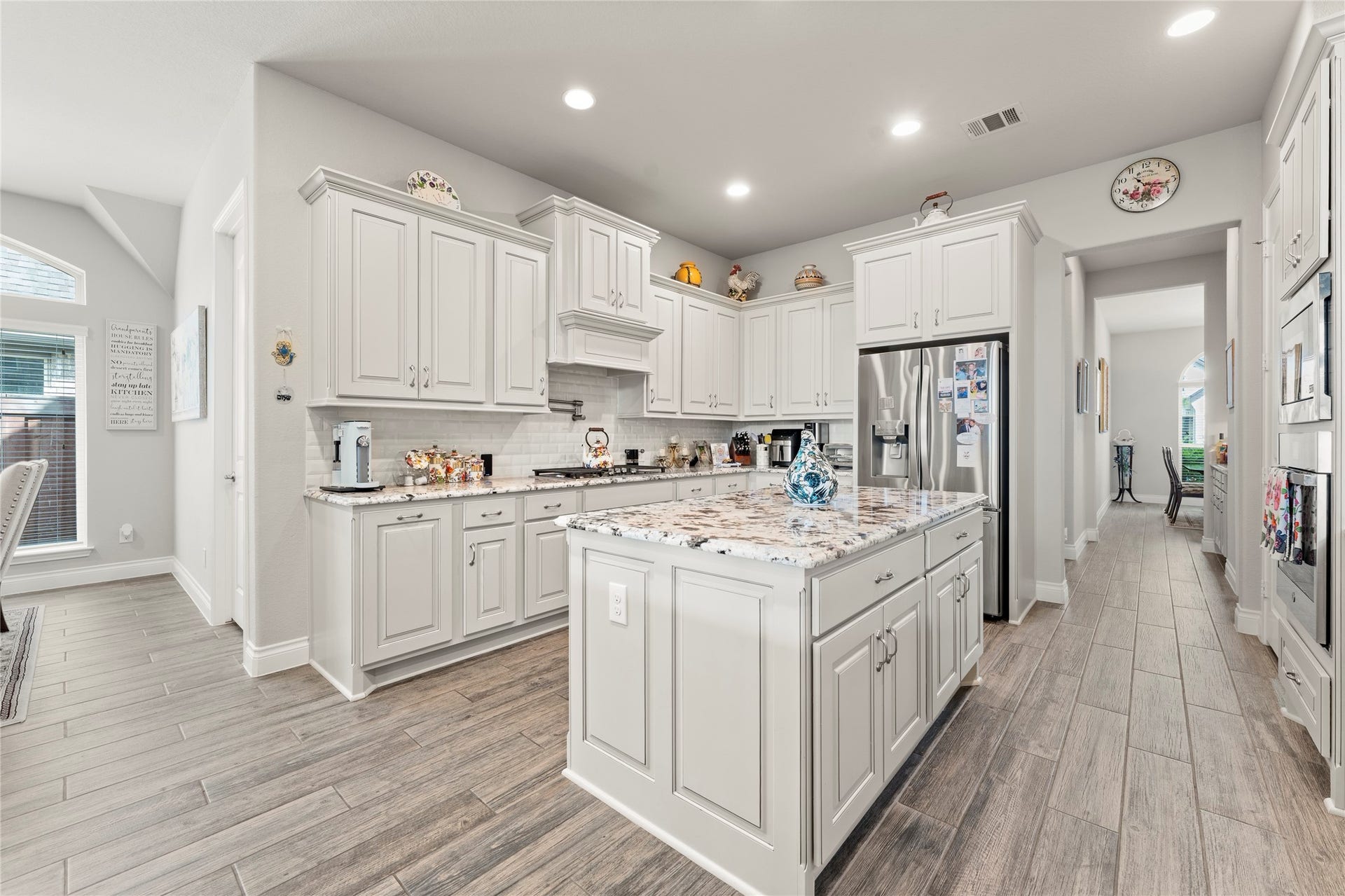 28155 Briarwood Pass, Spring, TX 77386 Expansive kitchen with a stunning quartz island for everyday enjoyment.
