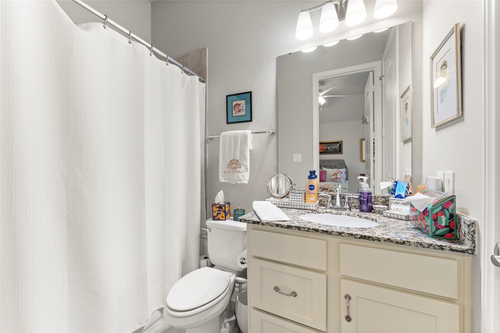 28155 Briarwood Pass, Spring, TX 77386 Private full bath with shower inside the bedroom.