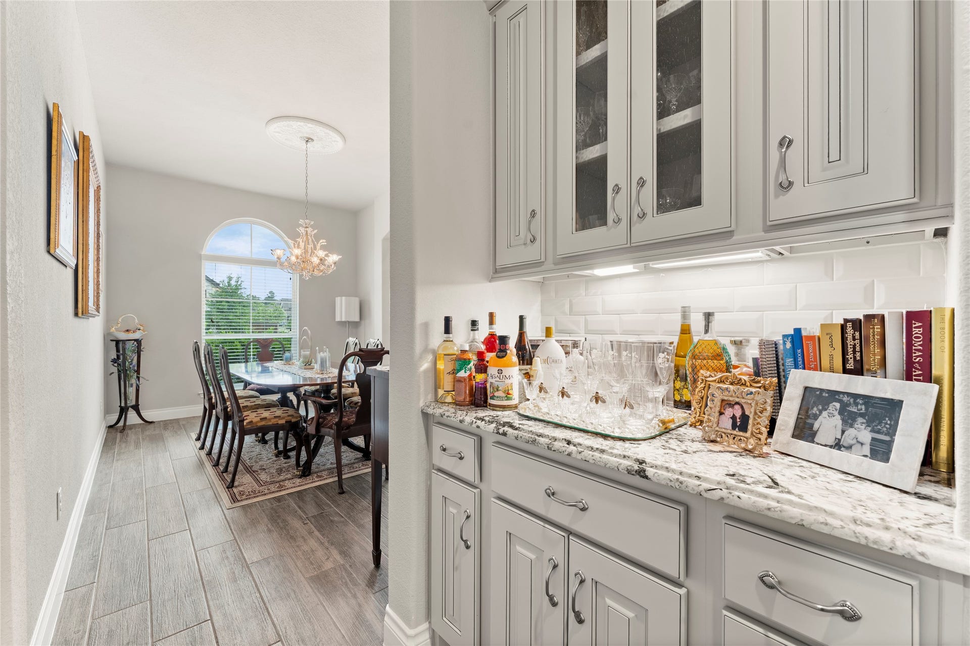 28155 Briarwood Pass, Spring, TX 77386 Hallway with a minibar, perfect for coffee or entertaining.