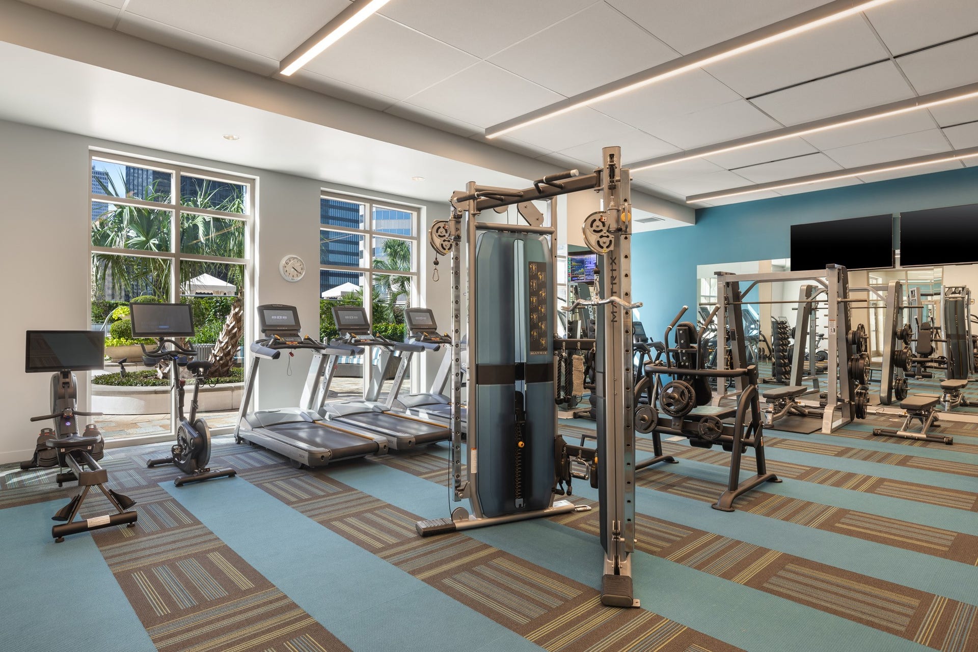 1400 McKinney Street, #2312, Houston, TX 77002 A spacious, light-filled fitness center equipped with premium cardio machines, free weights, cable systems and strength-training equipment. Expansive windows overlooking the resort-style pool create an energizing atmosphere, making it easy to stay active without leaving home.