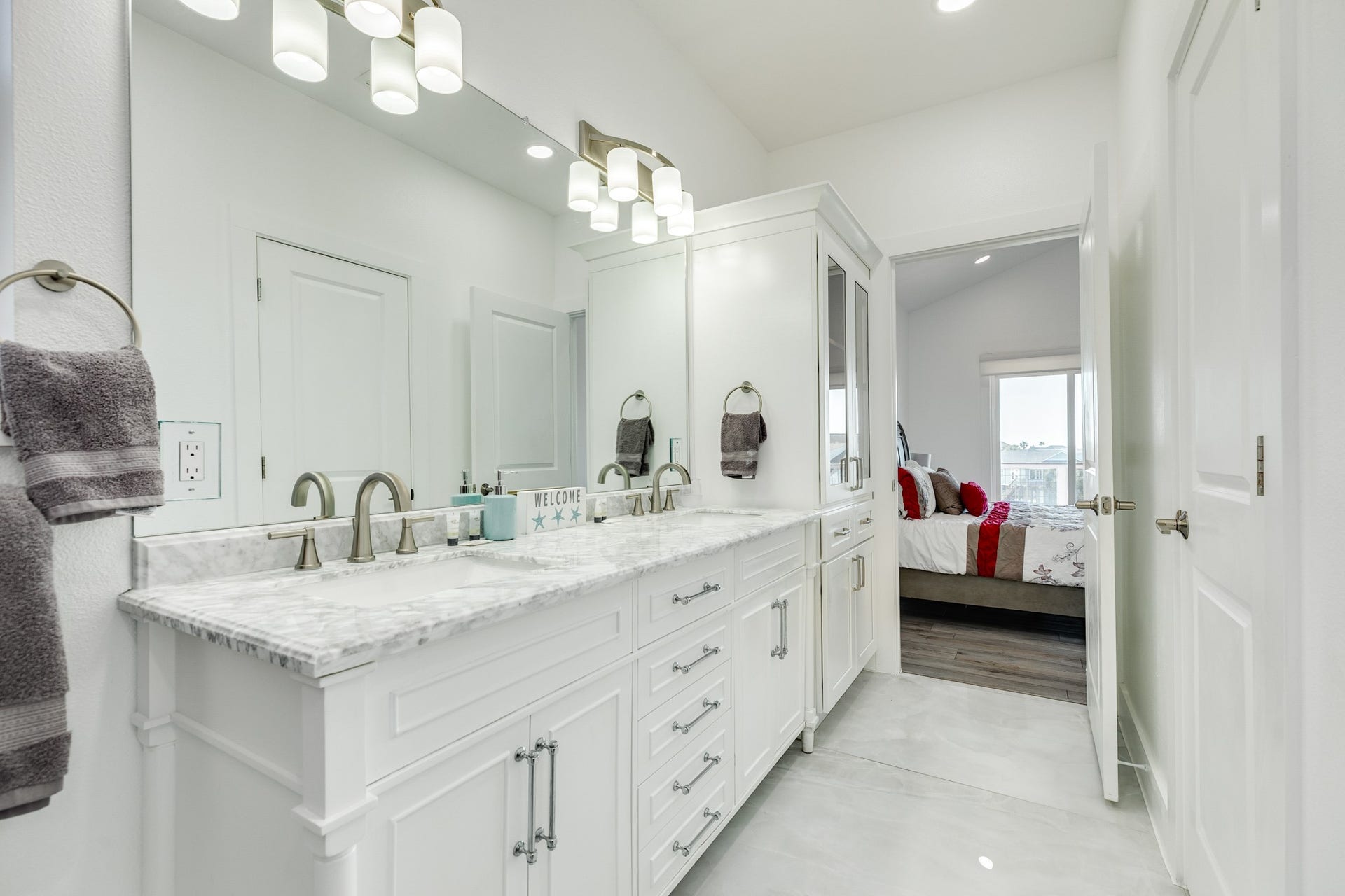 3903 Pirates Beach Blvd Court, Galveston, TX 77554 Primary bath