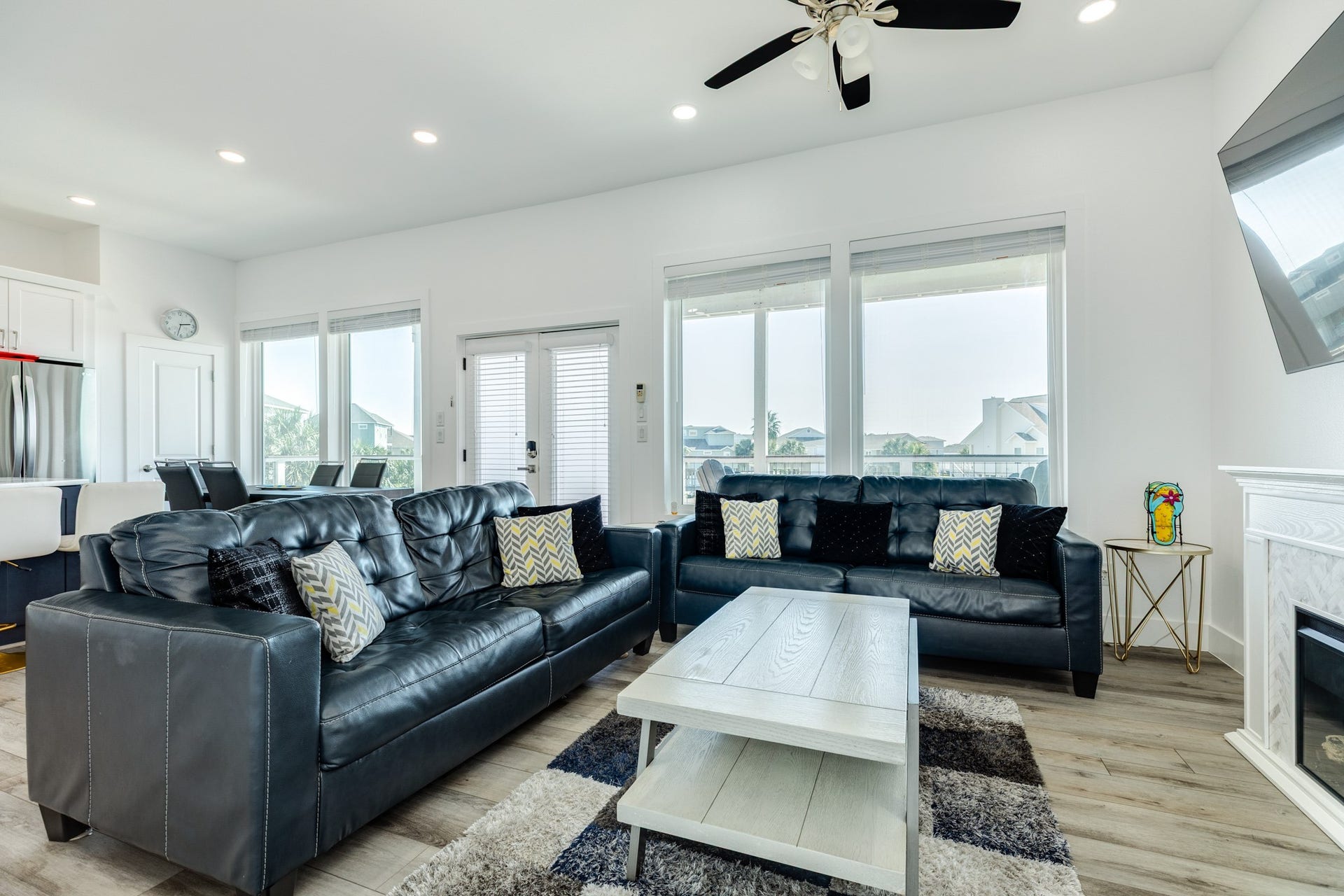 3903 Pirates Beach Blvd Court, Galveston, TX 77554 Fixed pane windows & 10' ft ceiling heights provide a nice open feel to the home.
