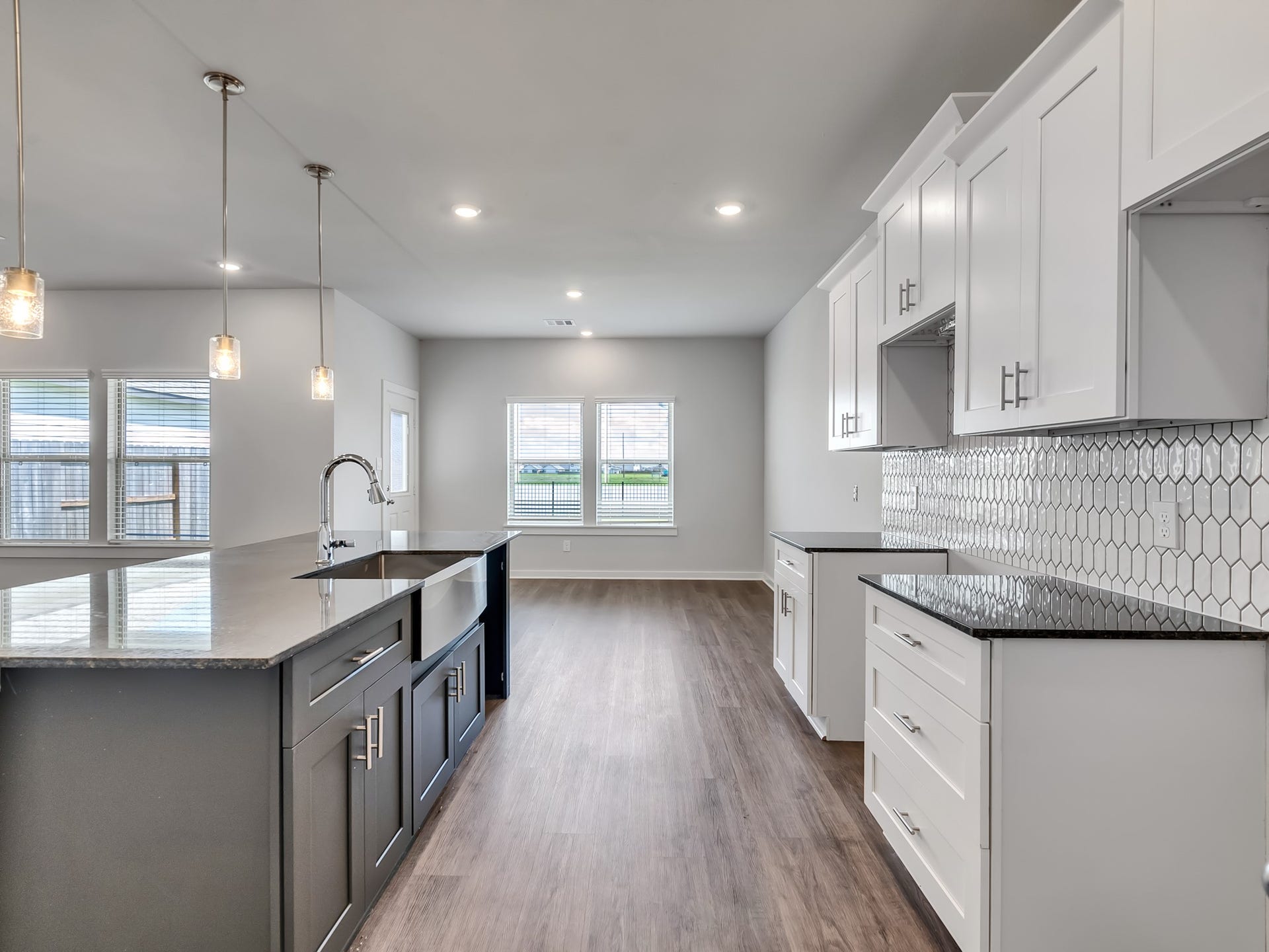 1206 Elsinore Drive, Rosharon, TX 77583 The stylish kitchen boasts beautiful quartz countertops and new stainless-steel appliances including a gas range.
