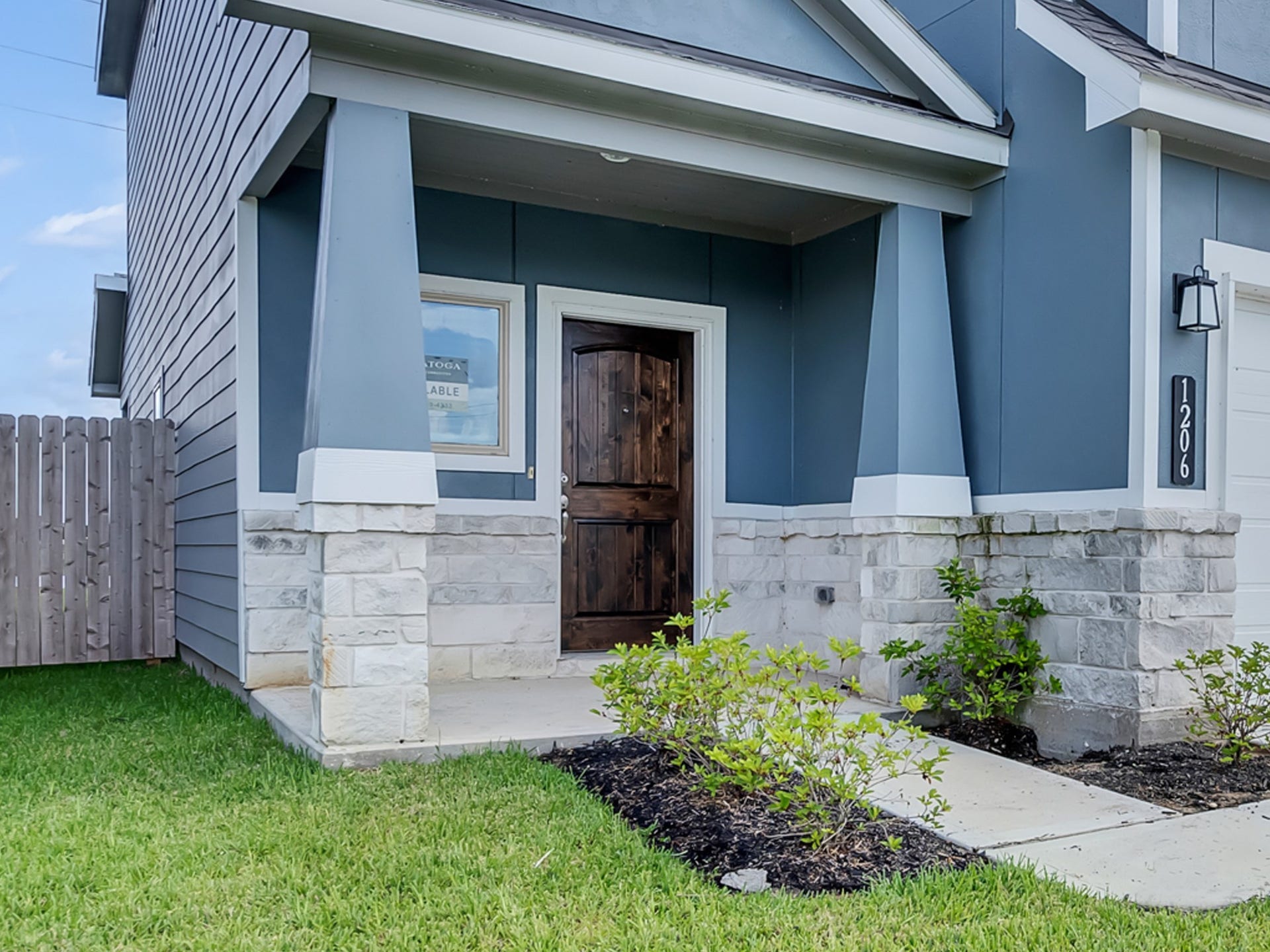 1206 Elsinore Drive, Rosharon, TX 77583 Featuring an elegant combination of cement board, stone, and wood exterior finishes, this beautiful 4-bedroom, 3.5-bath home offers modern luxury, comfort, and style.