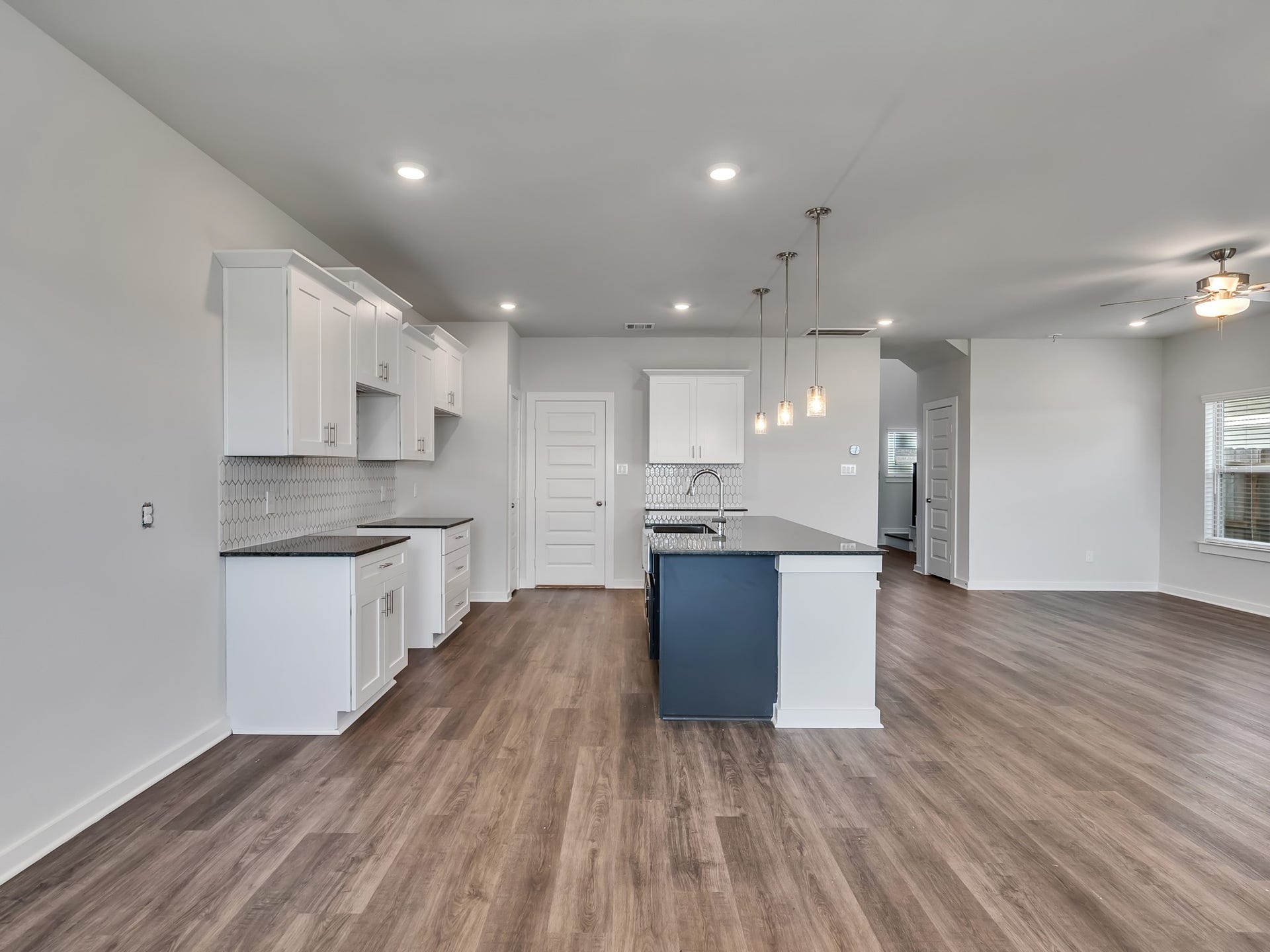 1206 Elsinore Drive, Rosharon, TX 77583 Since the photos were taken, a new refrigerator, dishwasher, gas range, and microwave have been added to the kitchen and are included in the lease.
