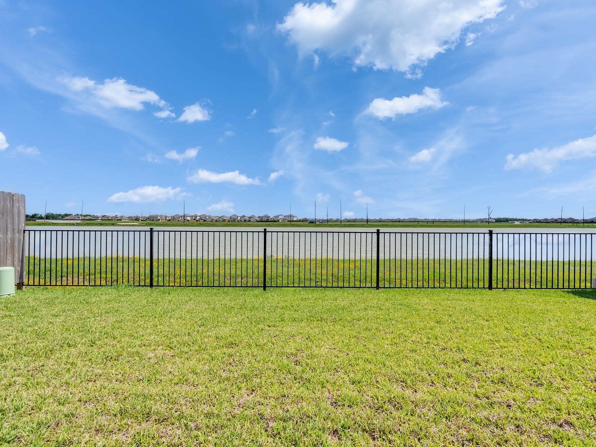 1206 Elsinore Drive, Rosharon, TX 77583 Move-in ready and waiting for its first residents! Dont miss this opportunity to lease a beautiful, brand-new waterfront home and enjoy the lifestyle this exceptional community has to offer.