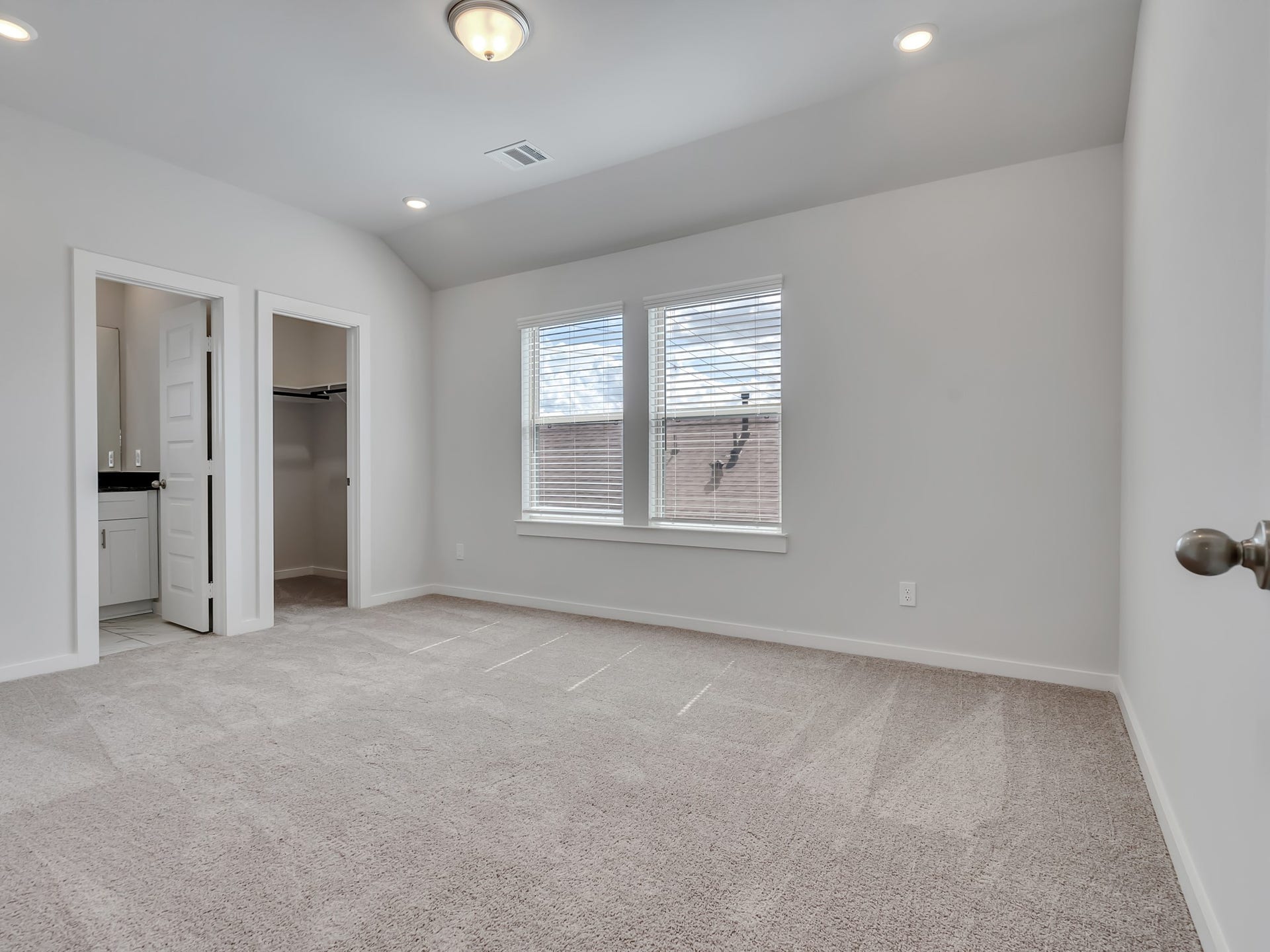 1206 Elsinore Drive, Rosharon, TX 77583 This secondary bedroom features a private en-suite bathroom, walk-in closet, and soft, plush carpeting.