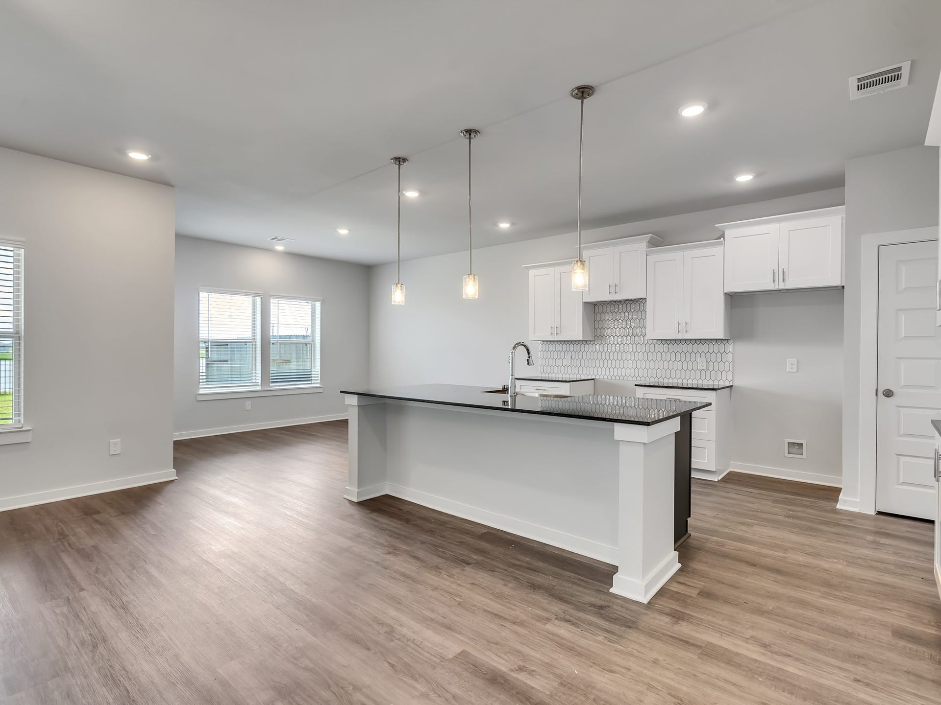1206 Elsinore Drive, Rosharon, TX 77583 An expansive breakfast bar creates a stylish gathering space for casual dining and entertaining.