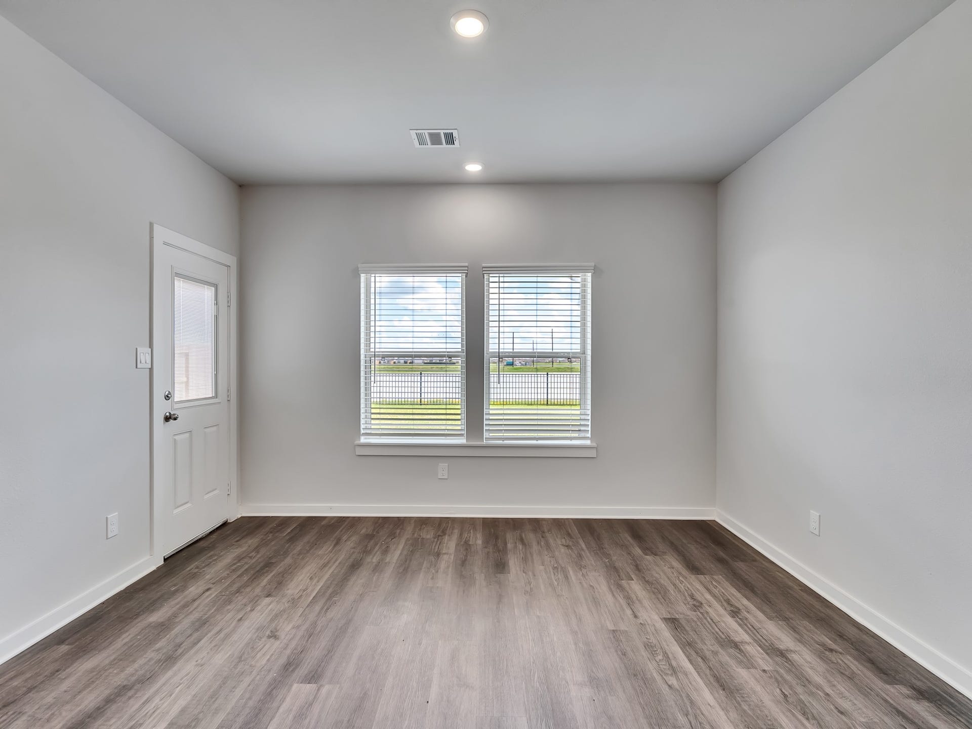 1206 Elsinore Drive, Rosharon, TX 77583 A spacious dining area offers plenty of room for family gatherings and special meals, with beautiful waterfront views and access to the covered back patio.