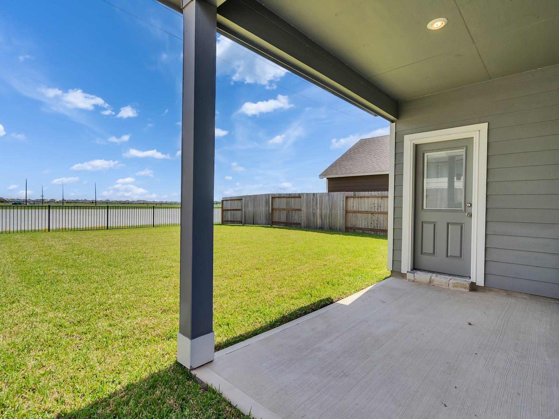 1206 Elsinore Drive, Rosharon, TX 77583 Located in a desirable master-planned community, residents can enjoy a community center, parks and walking trails, a refreshing swimming pool, and scenic lake views.