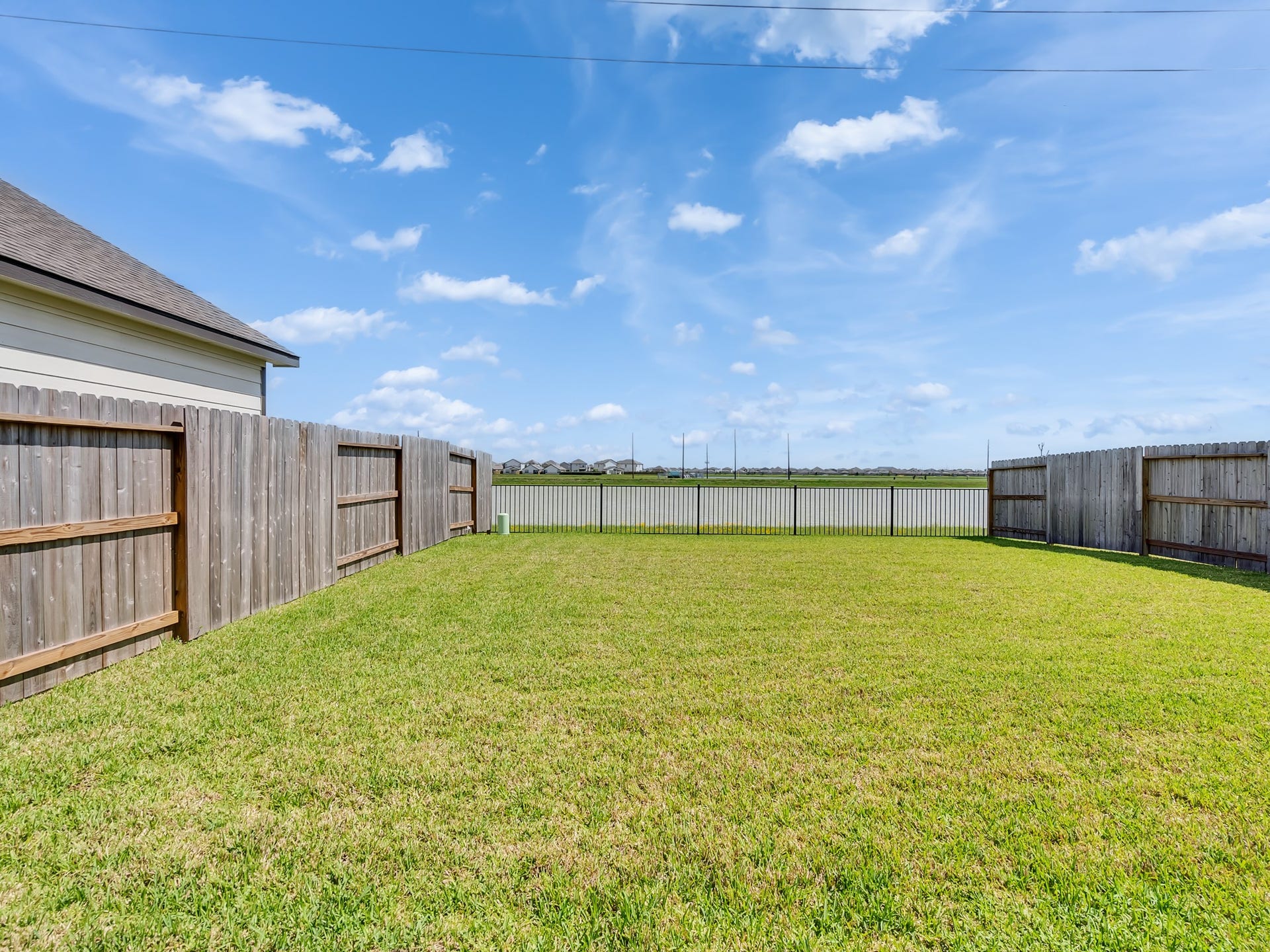 1206 Elsinore Drive, Rosharon, TX 77583 Enjoy peaceful water views from your private, fully fenced backyard, perfect for relaxing, outdoor dining, grilling, and entertaining.