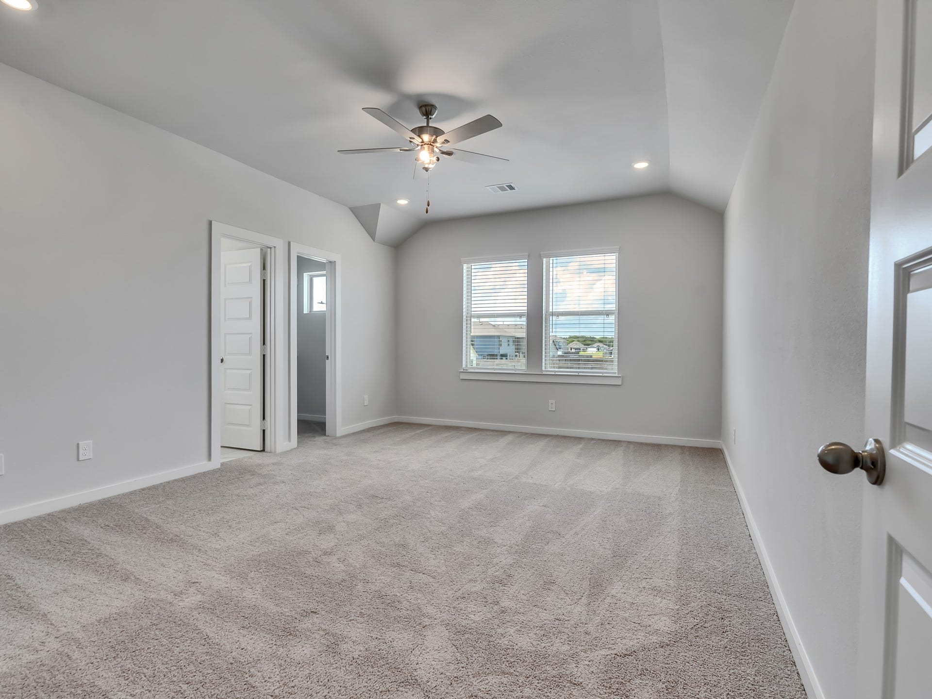 1206 Elsinore Drive, Rosharon, TX 77583 Unwind in the 18' x 13' owner's suite, featuring a high ceiling, private en-suite bathroom, and walk-in closet.