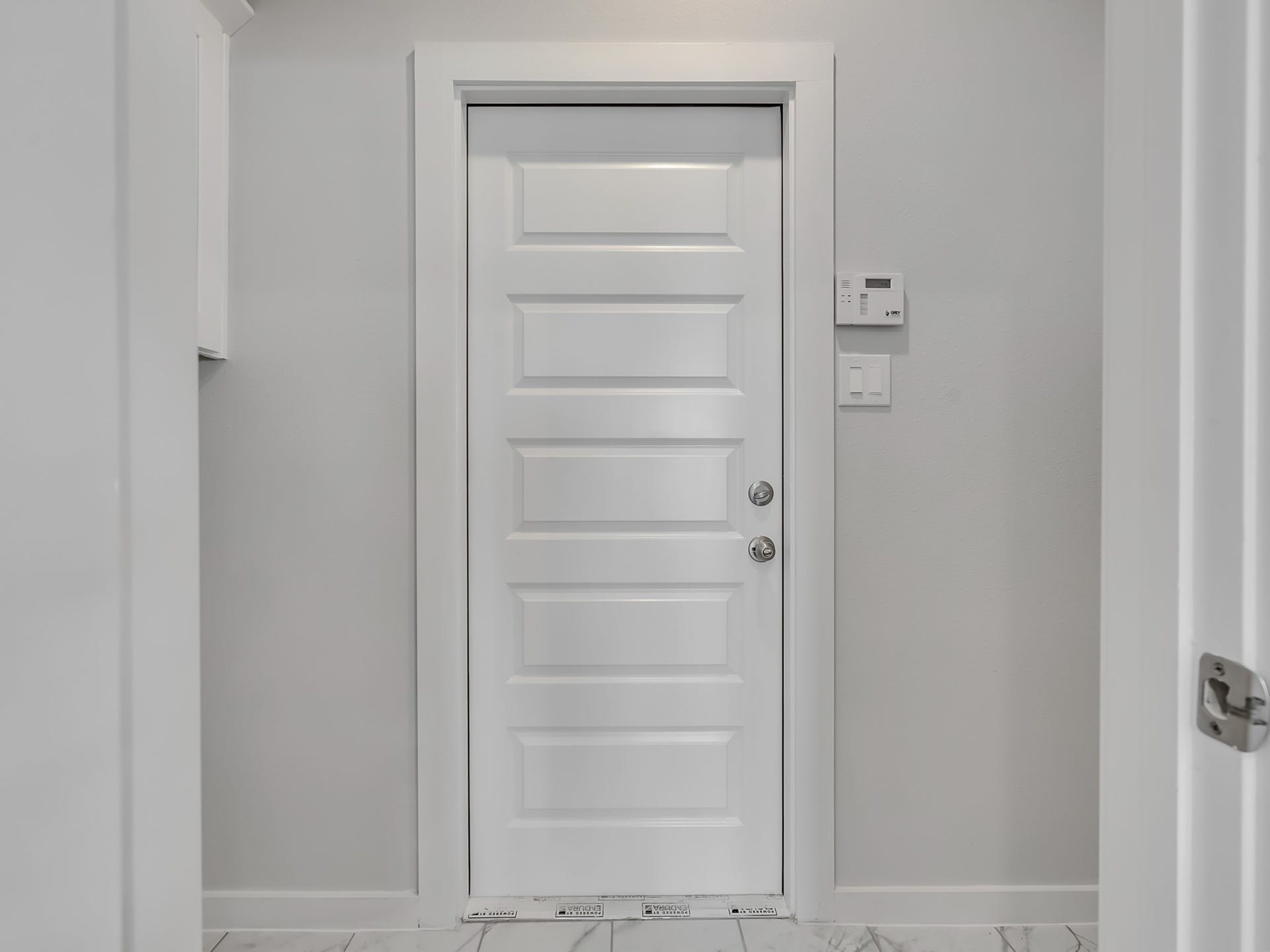 1206 Elsinore Drive, Rosharon, TX 77583 Digital programmable thermostat for customizable indoor comfort.