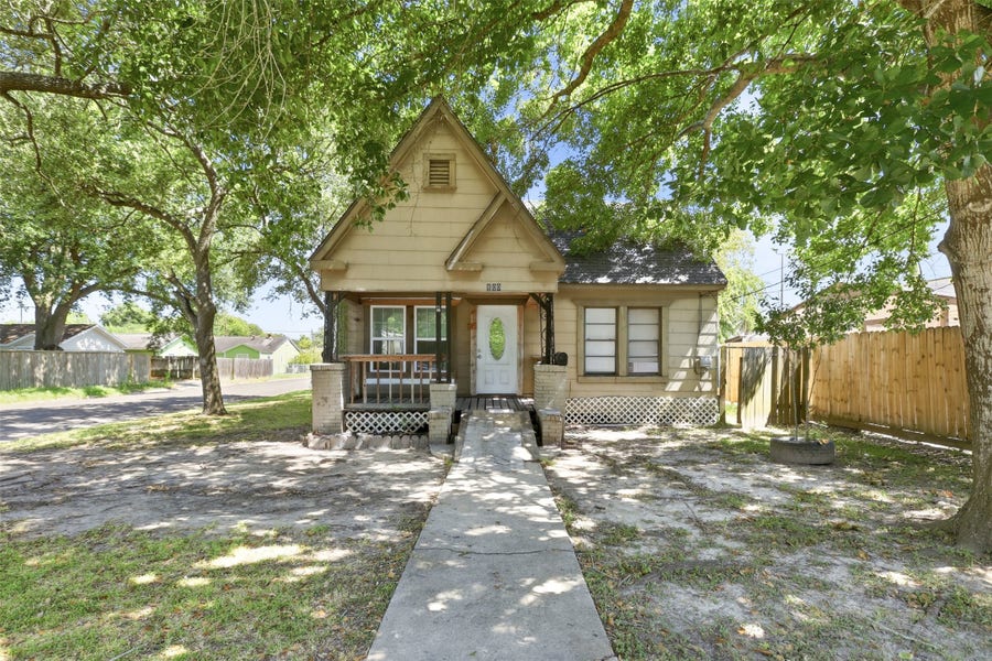 Property photo for 800 E Lobit Street, Baytown, TX