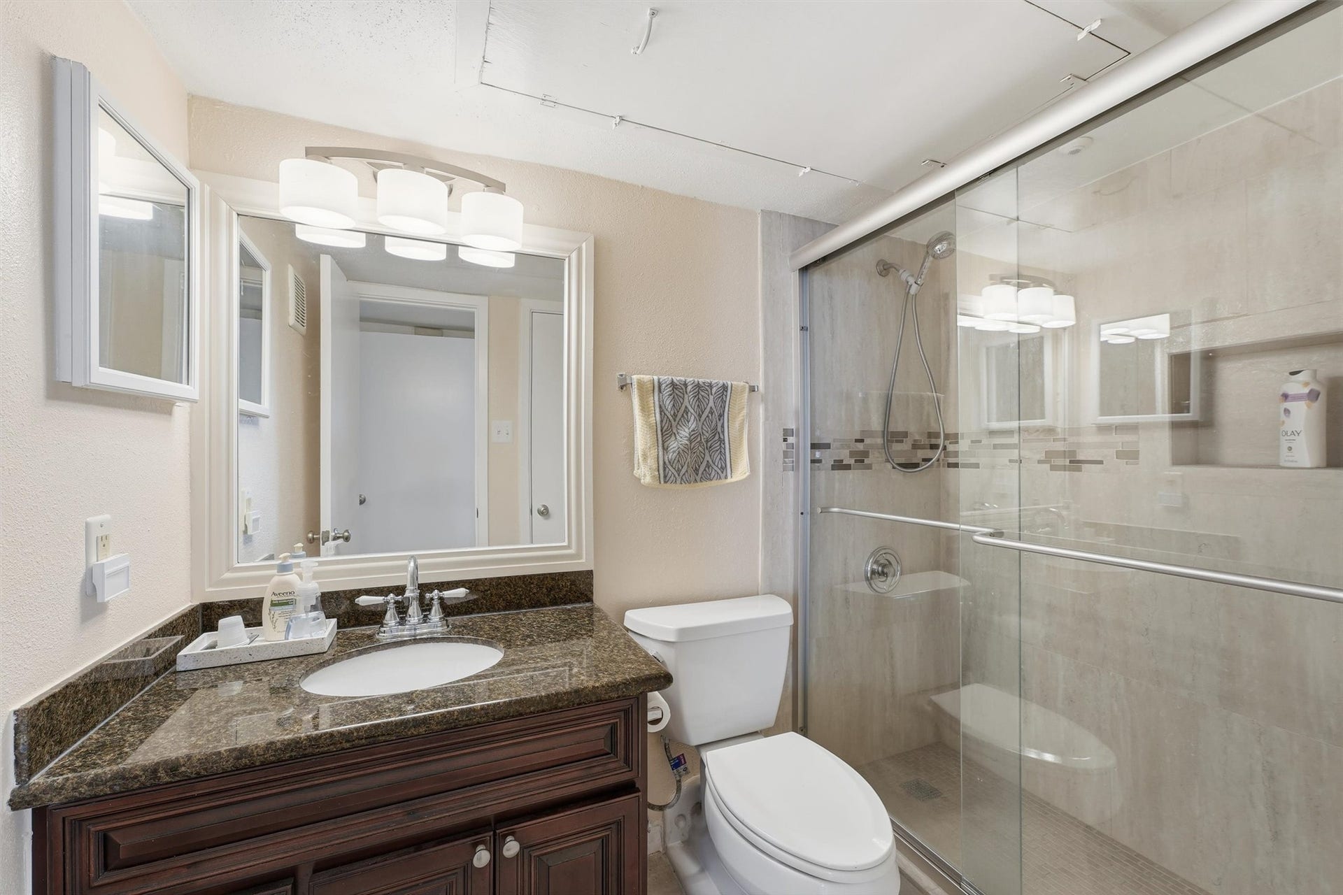 2425 Augusta Drive, #23, Houston, TX 77057 Second bathroom w/ 2 access doos