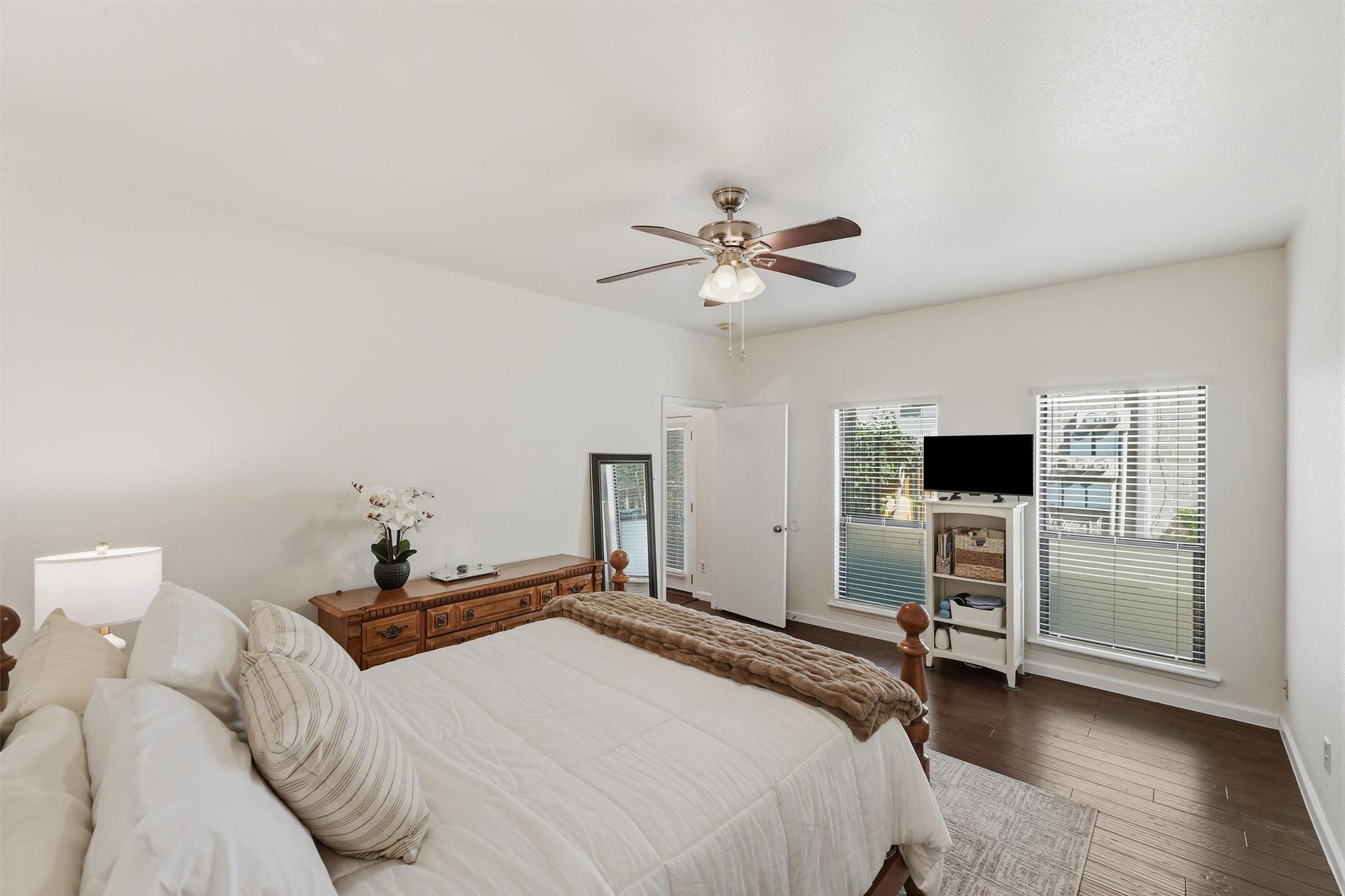 2425 Augusta Drive, #23, Houston, TX 77057 Primary