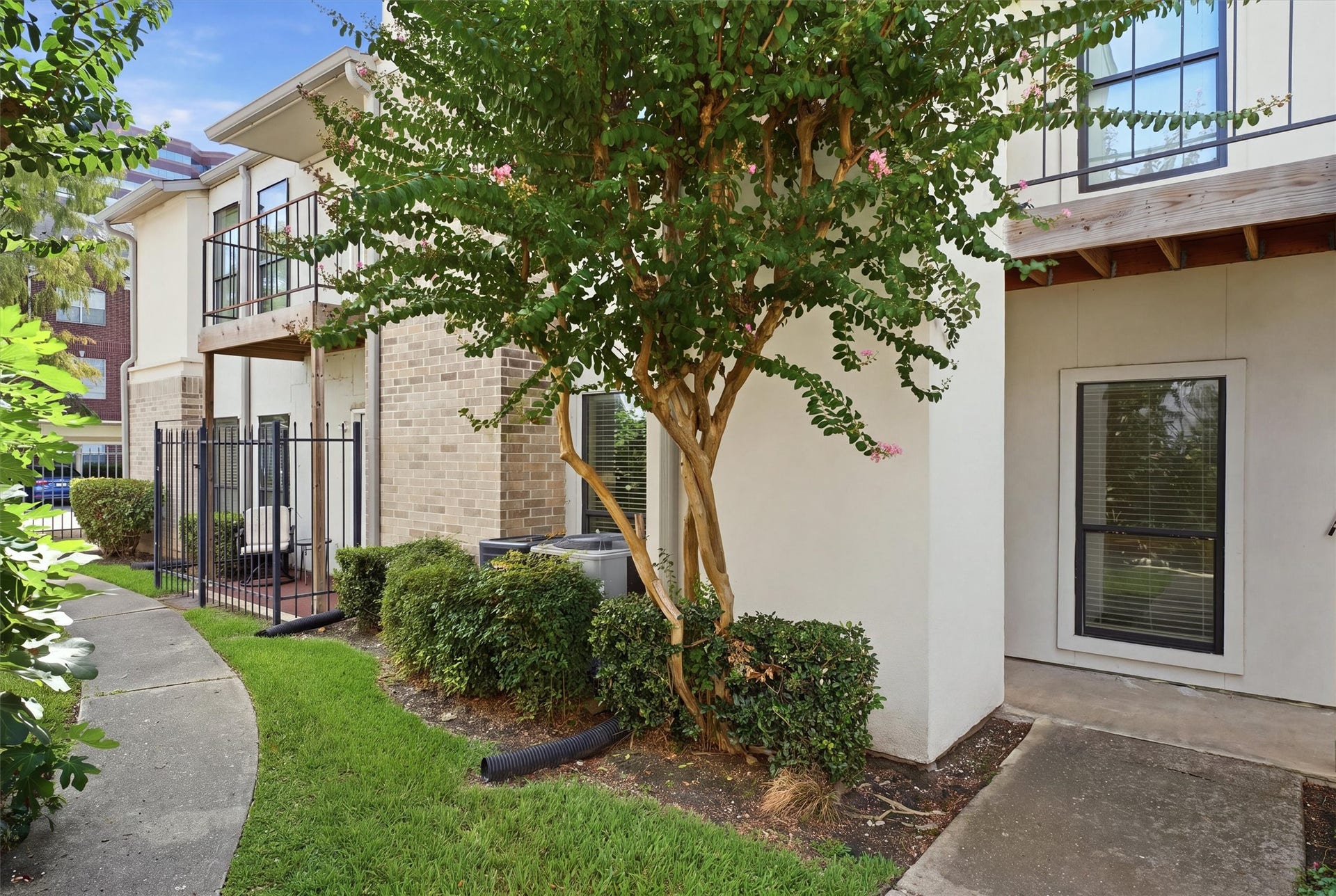 2425 Augusta Drive, #23, Houston, TX 77057 Exterior of Condo