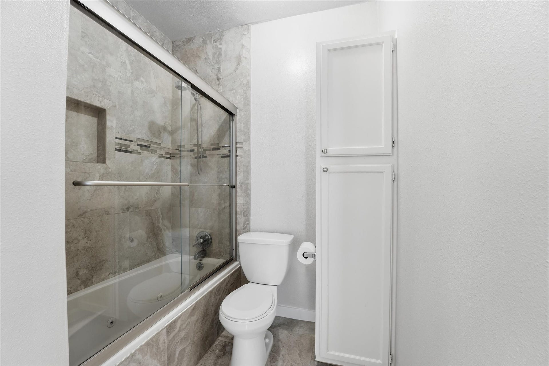 2425 Augusta Drive, #23, Houston, TX 77057 Primary Bathroom