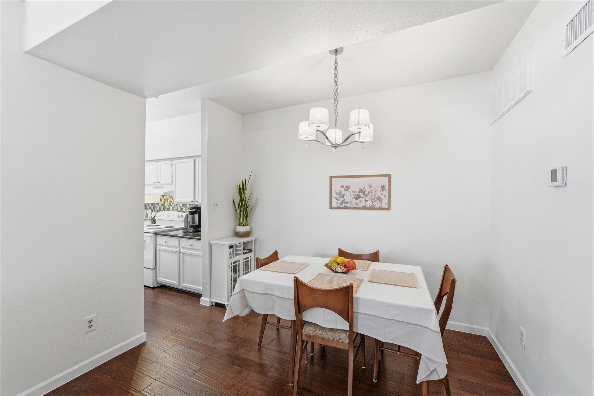 2425 Augusta Drive, #23, Houston, TX 77057 Breakfast Area