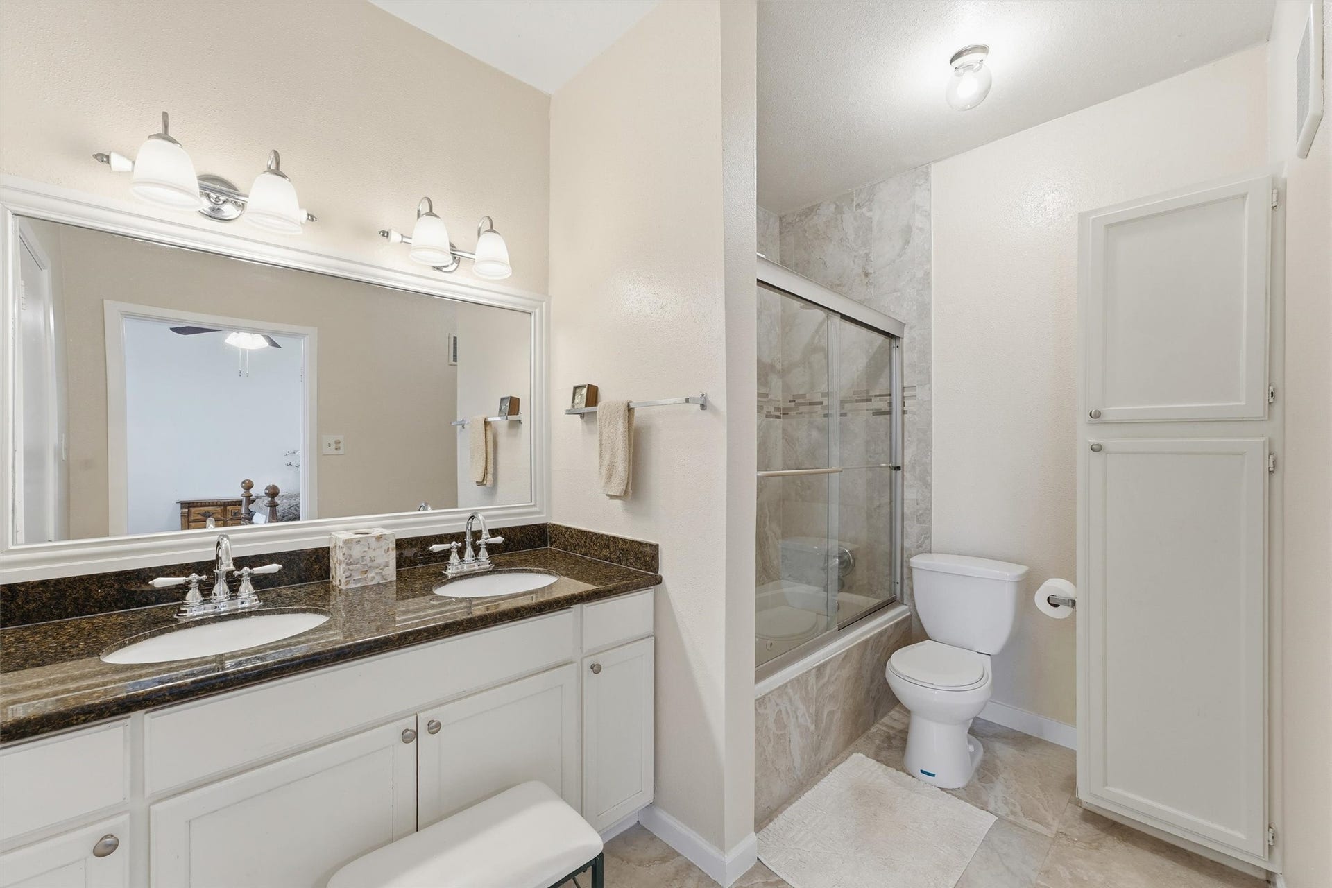2425 Augusta Drive, #23, Houston, TX 77057 Primary Bathroom