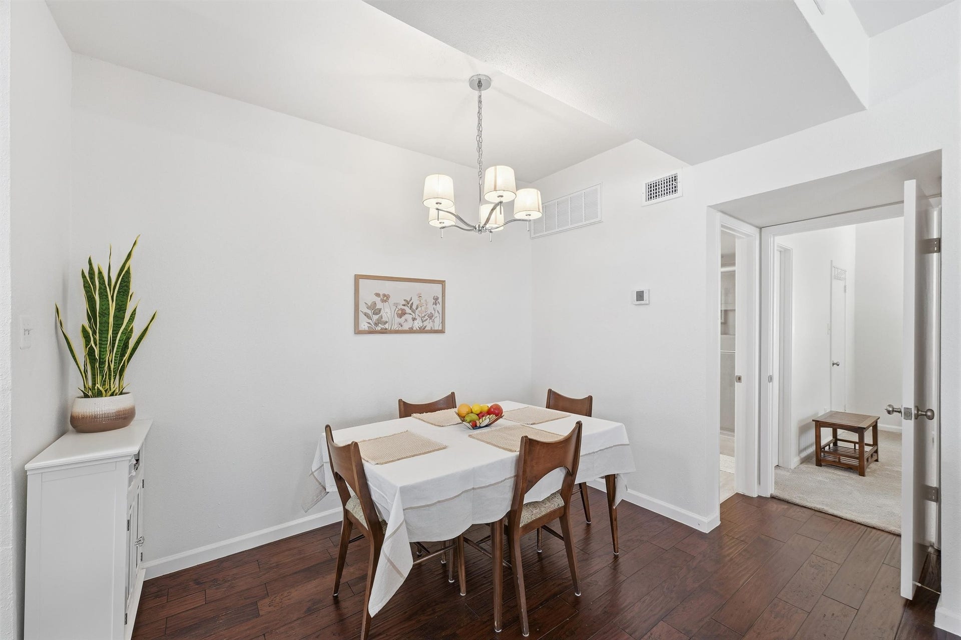 2425 Augusta Drive, #23, Houston, TX 77057 Breakfast Area