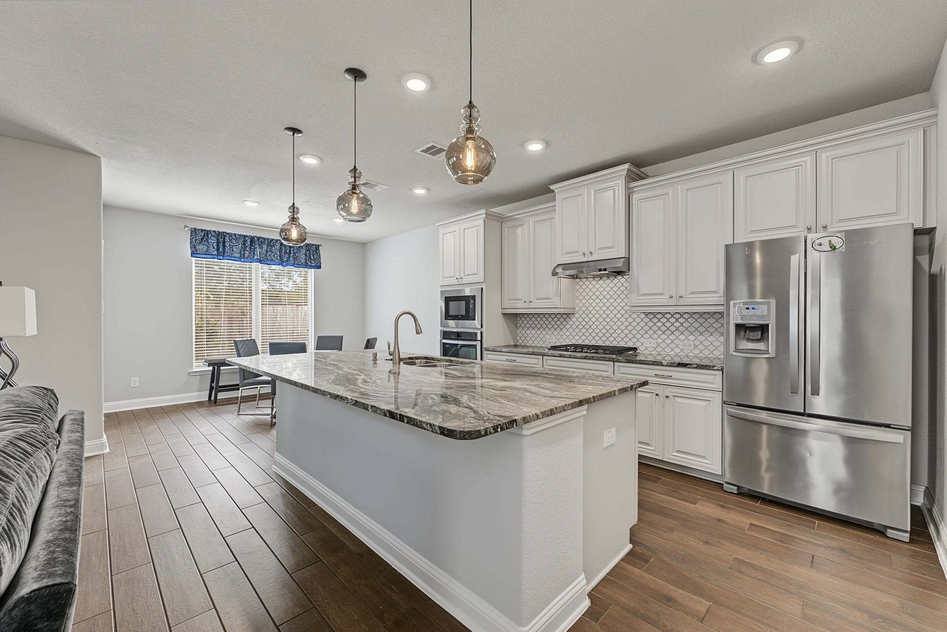 16 Centennial Ridge Place, The Woodlands, TX 77354 The well appointed kitchen features stunning granite counters, plenty of storage and a large walk in pantry. The fridge can stay!