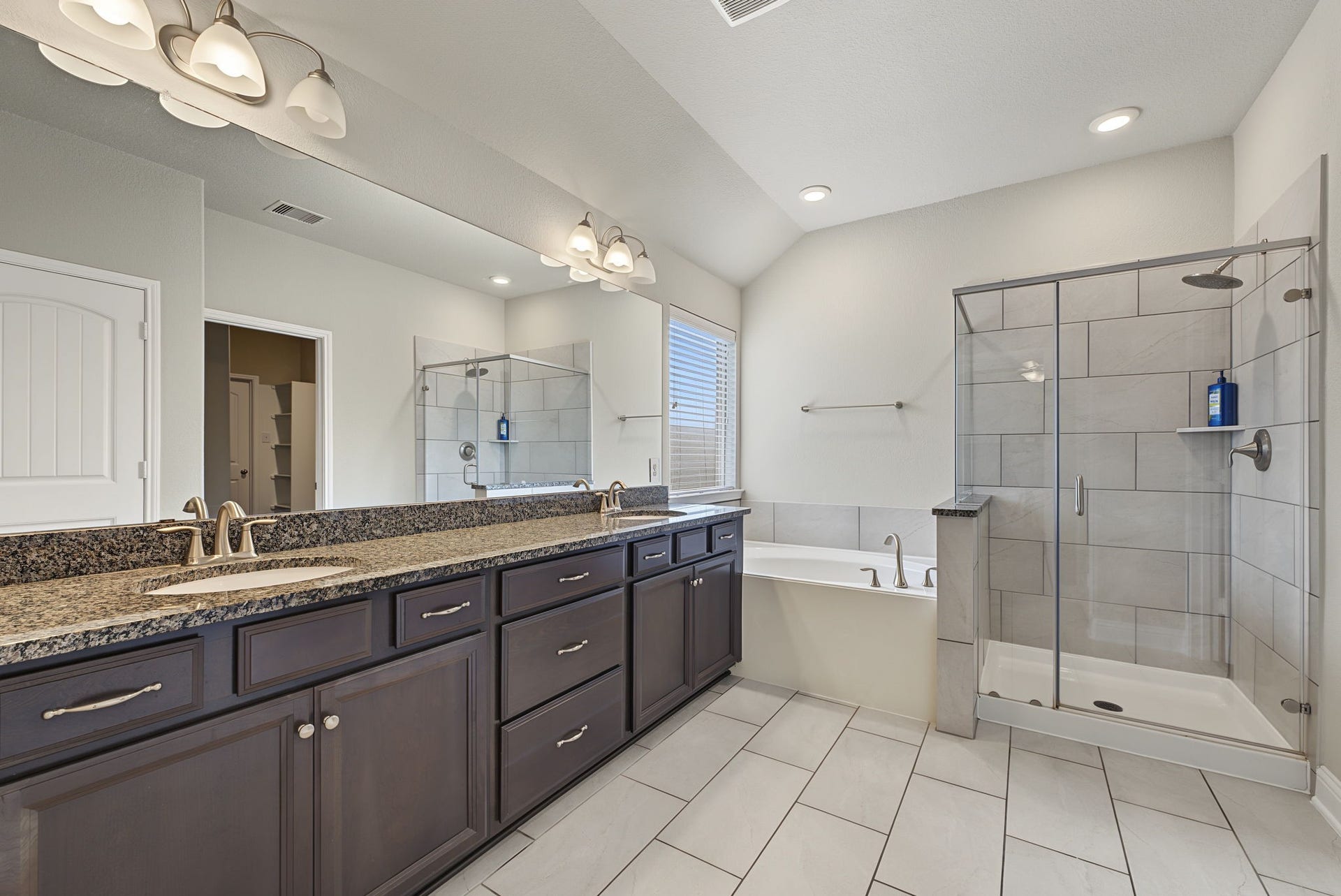16 Centennial Ridge Place, The Woodlands, TX 77354 The primary ensuite has loads of storage!