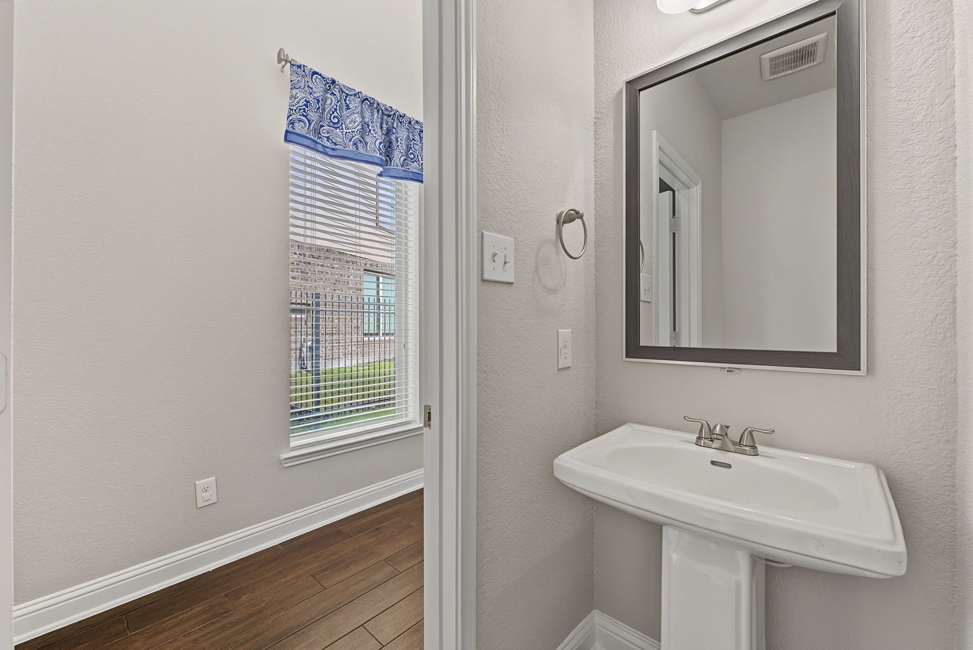 16 Centennial Ridge Place, The Woodlands, TX 77354 The downstairs powder room