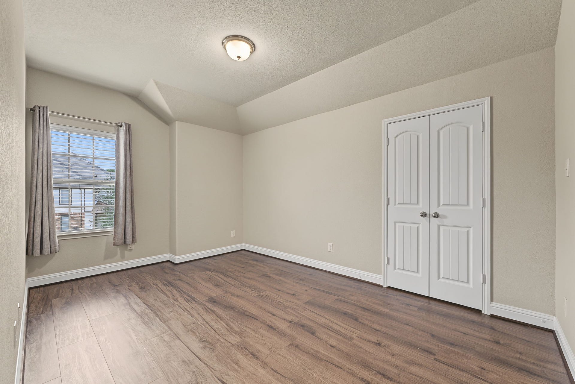 16 Centennial Ridge Place, The Woodlands, TX 77354 Bedroom 3