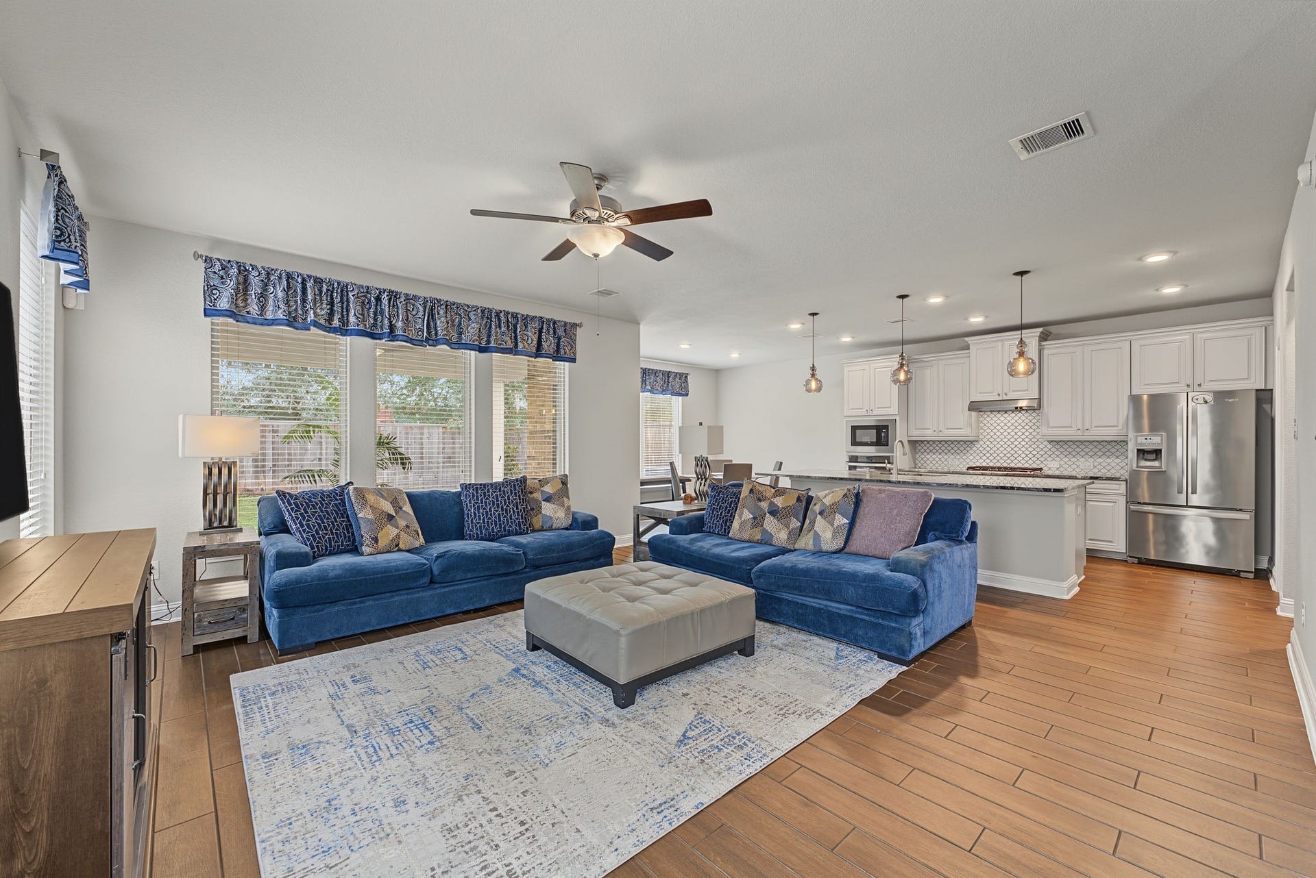 16 Centennial Ridge Place, The Woodlands, TX 77354 Spacious open concept living, kitchen and dining