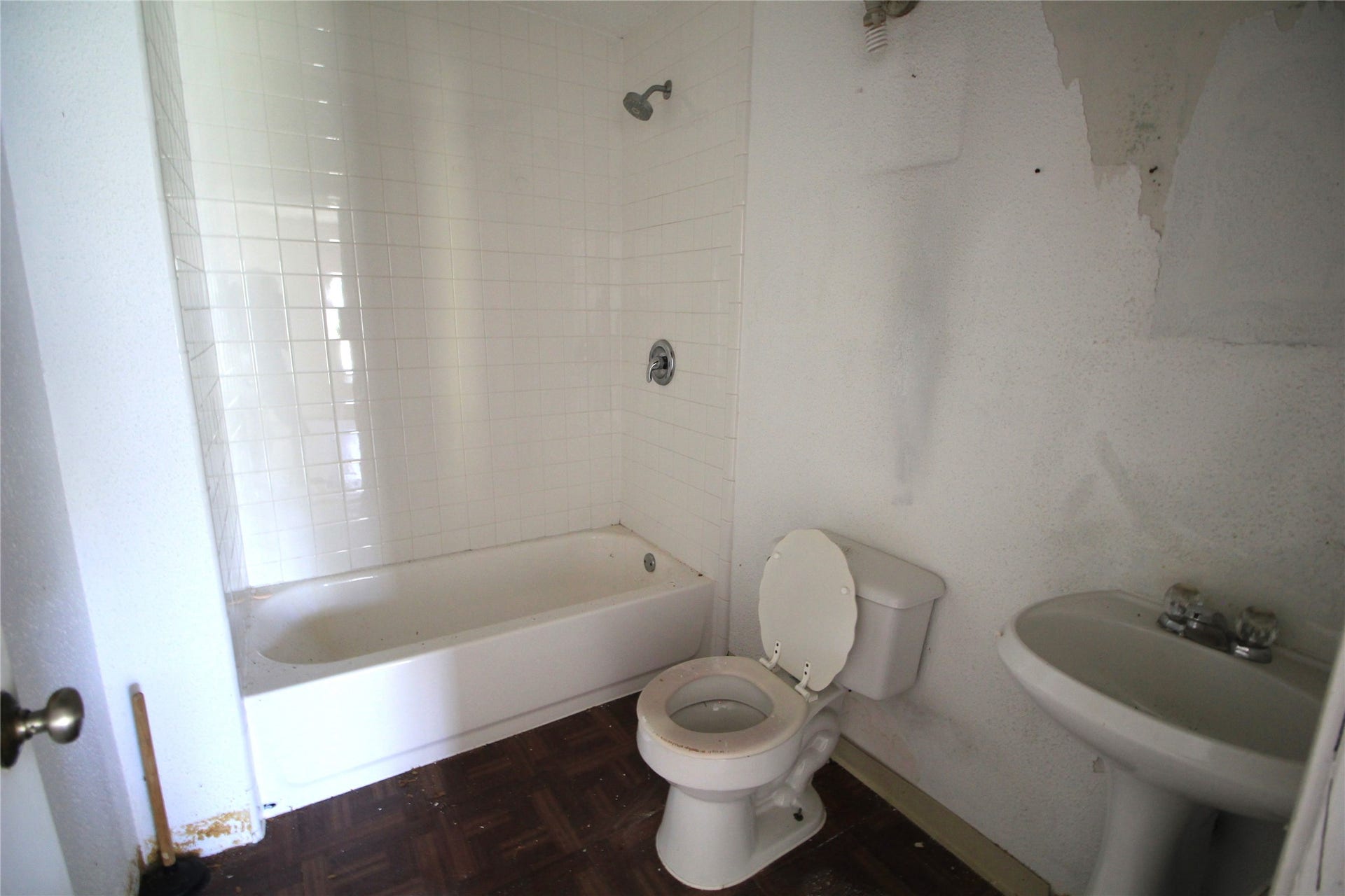 8022 Hartford Street, Houston, TX 77017 Bathroom