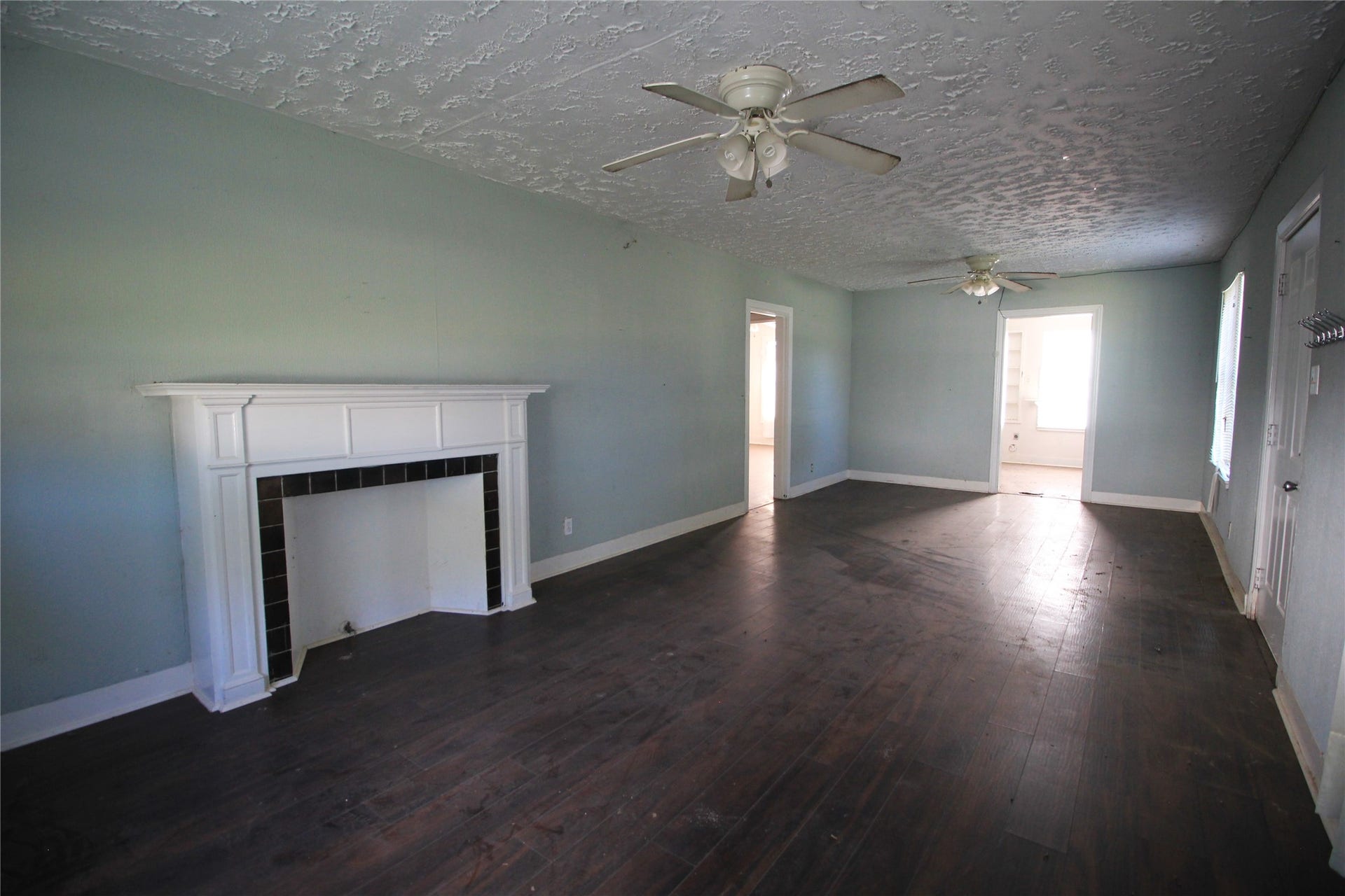 8022 Hartford Street, Houston, TX 77017 Living/Dining Area