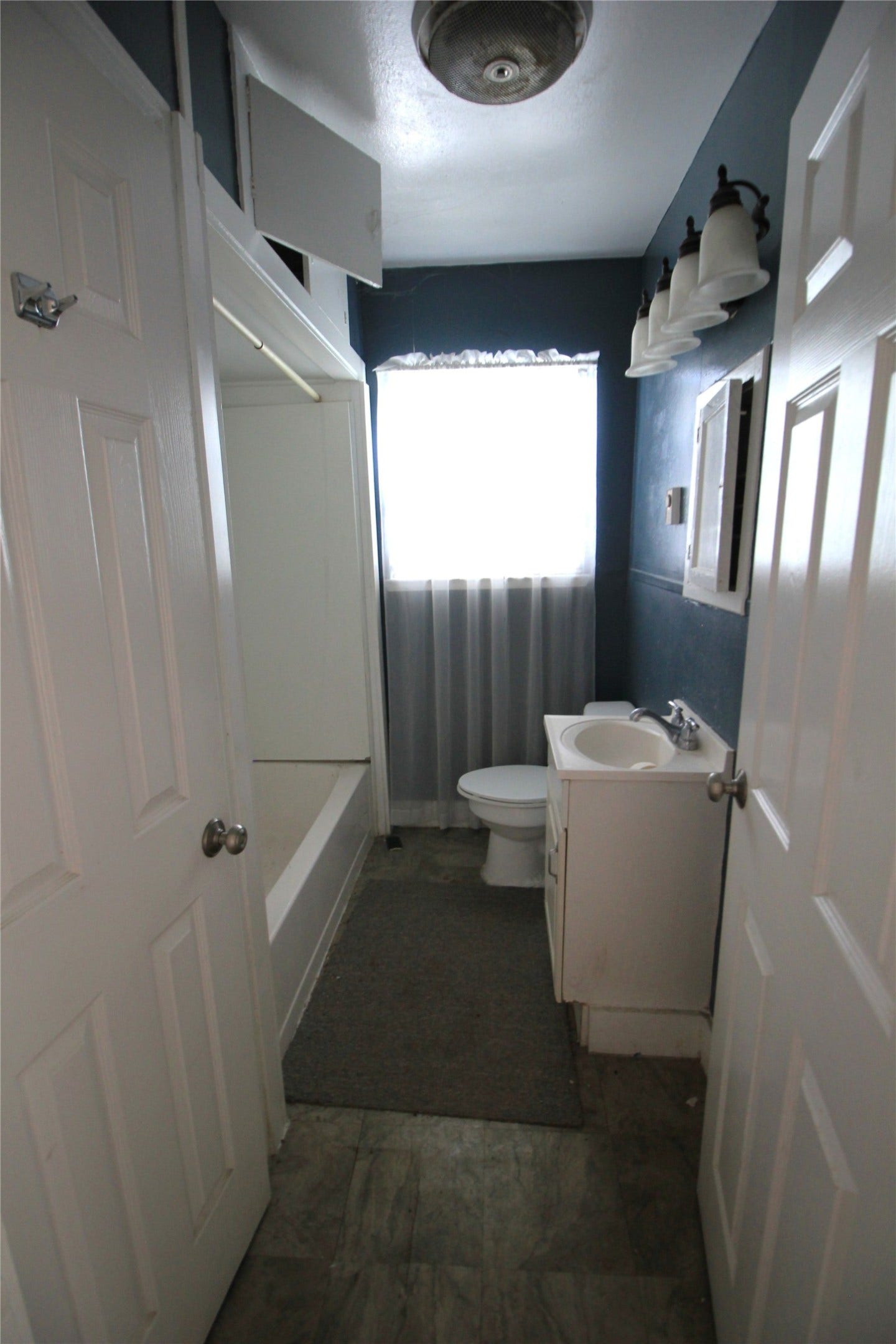 8022 Hartford Street, Houston, TX 77017 Bathroom