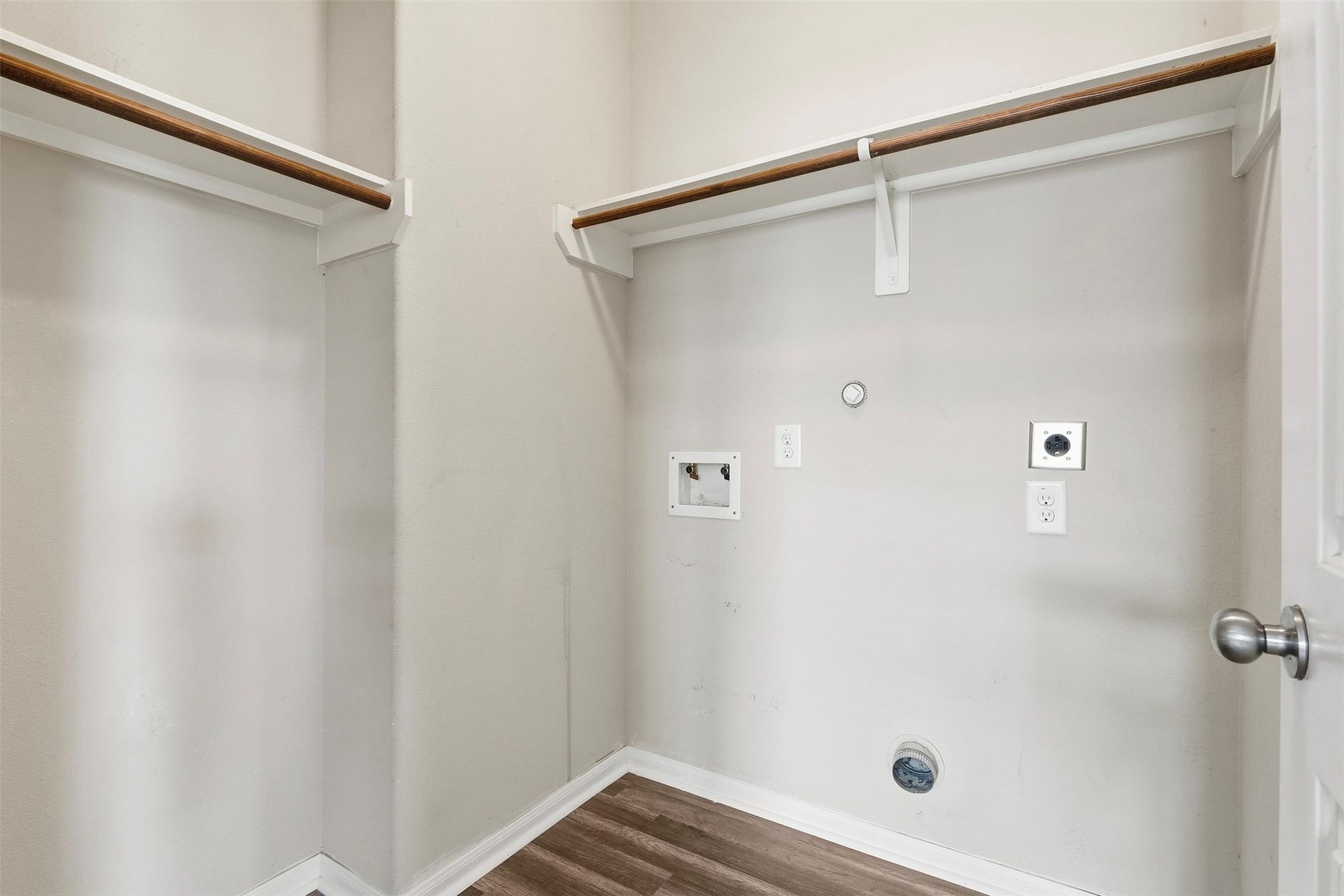 135 Piney Pathway, Magnolia, TX 77354 Laundry room in the home with hanging racks