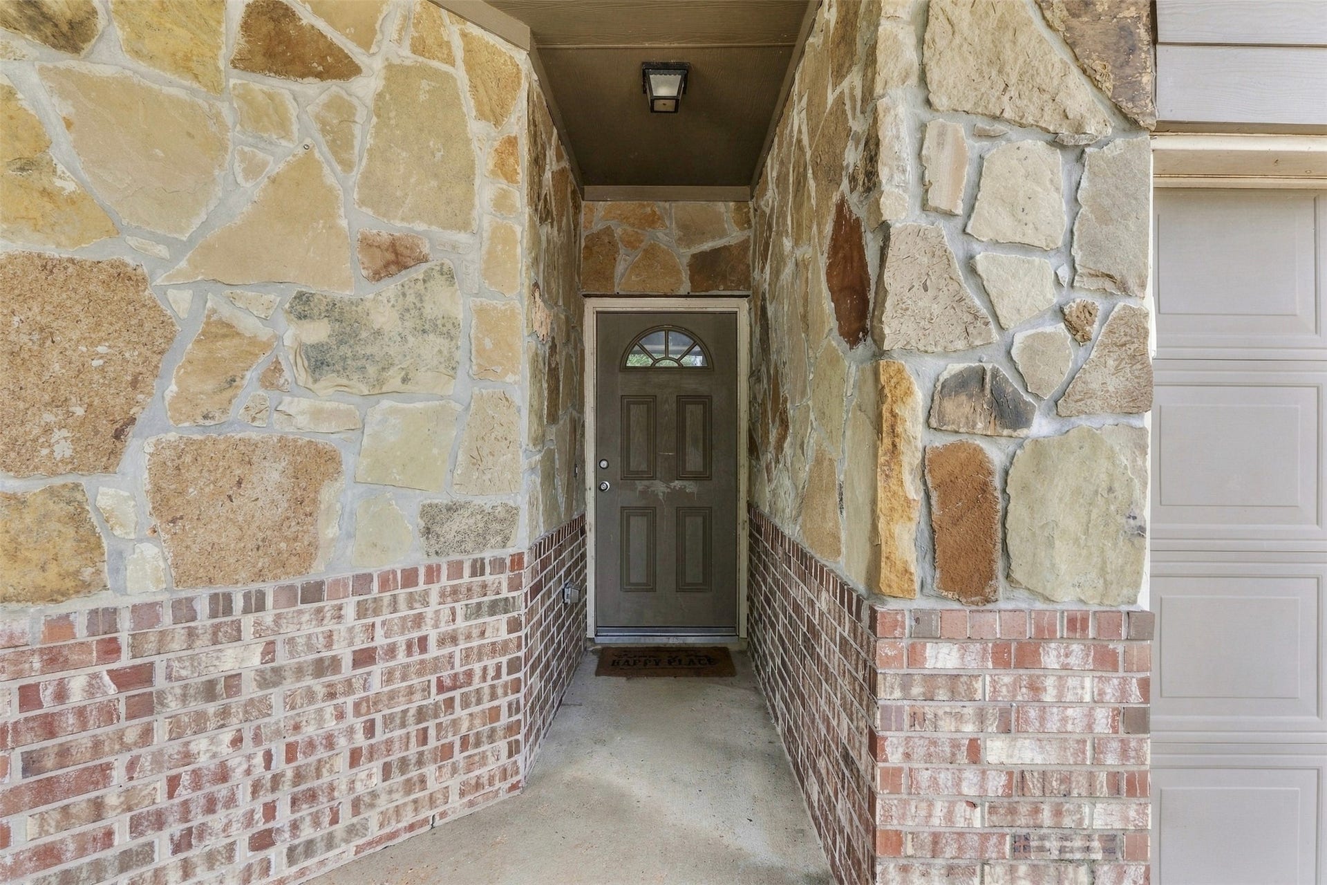 135 Piney Pathway, Magnolia, TX 77354 Covered entryway and front porch to the left