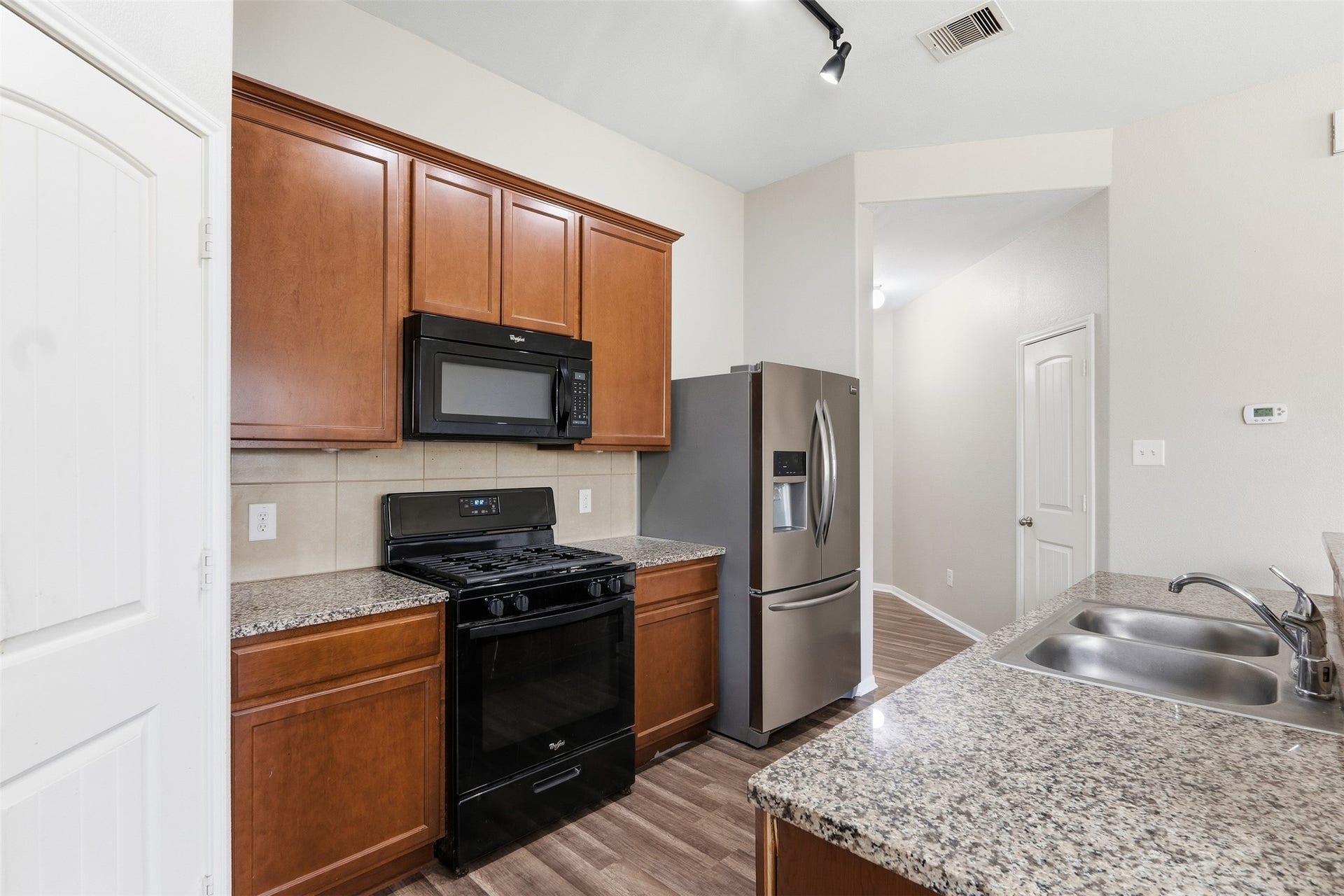 135 Piney Pathway, Magnolia, TX 77354 Open kitchen with ample pantry space.