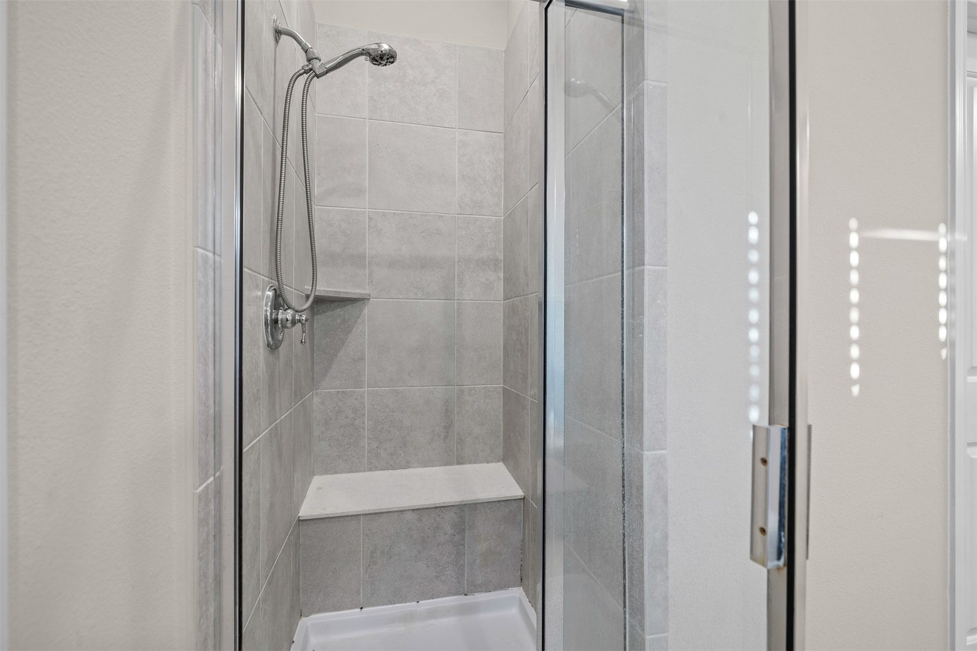 3707 Amoroso Drive, Iowa Colony, TX 77583 Your separate shower awaits for you to steam and wash the day's cares away.