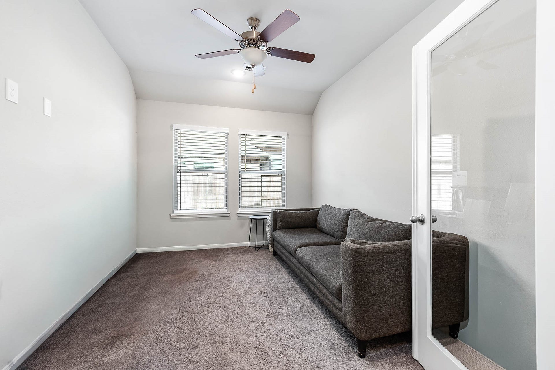 3707 Amoroso Drive, Iowa Colony, TX 77583 Work, unwind or create. Glass doors give this Flex Space separation and a world of possibilities.