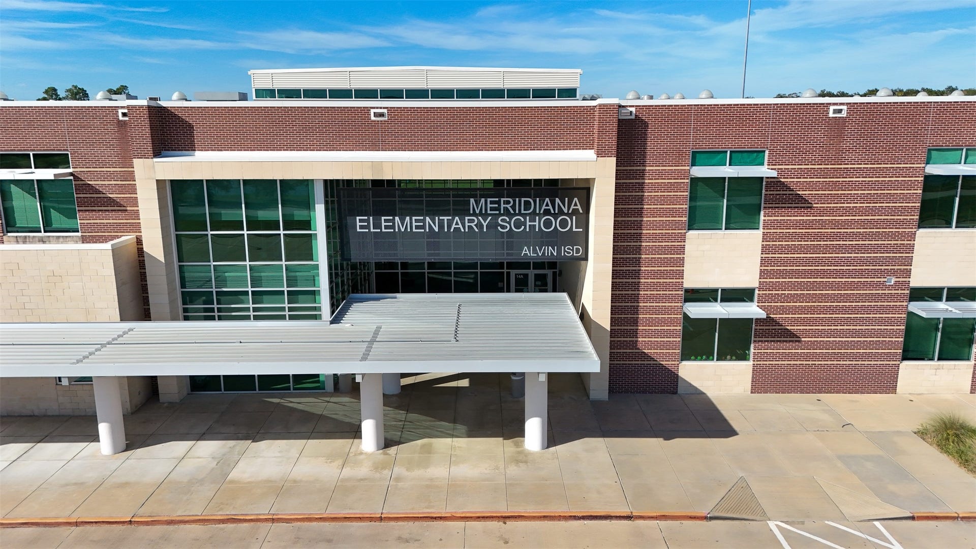 3707 Amoroso Drive, Iowa Colony, TX 77583 Meridiana Elementary school is conveniently steps away right in the community.
