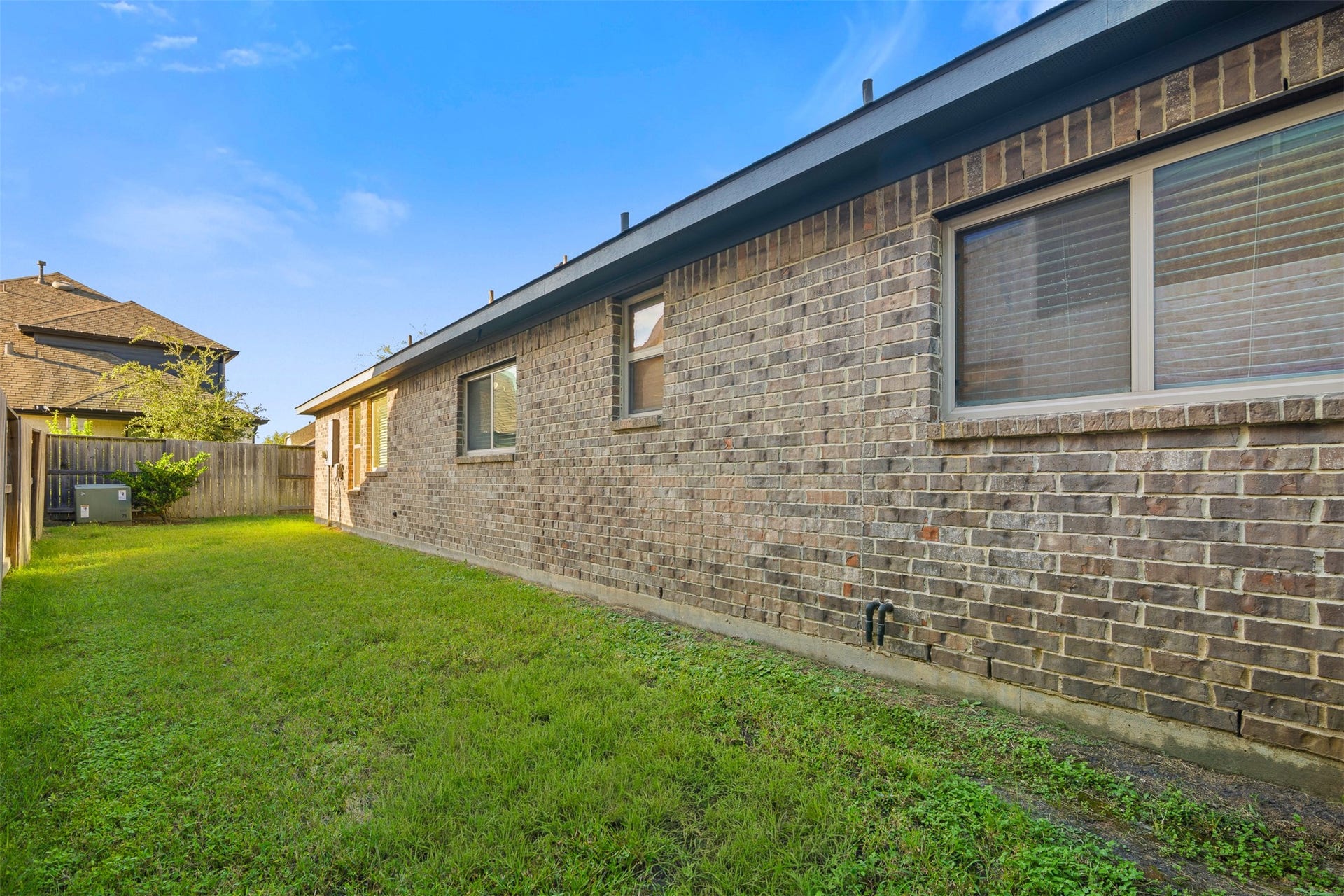 3707 Amoroso Drive, Iowa Colony, TX 77583 Plenty of fenced-in side yard space to spread out.
