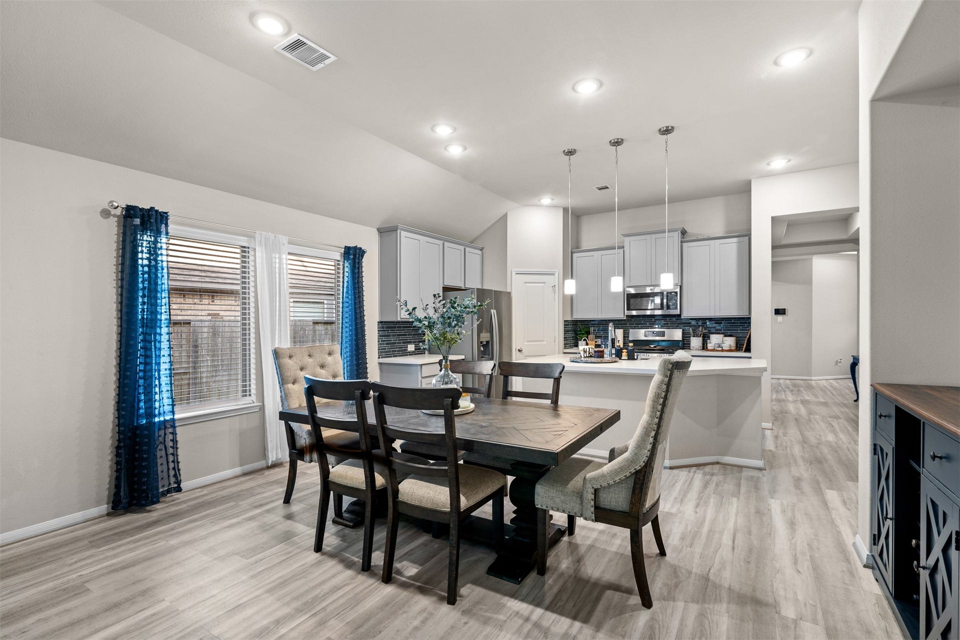 3707 Amoroso Drive, Iowa Colony, TX 77583 From quick breakfasts to lingering dinners, the Dining Area keeps everyone connected to the Kitchen.