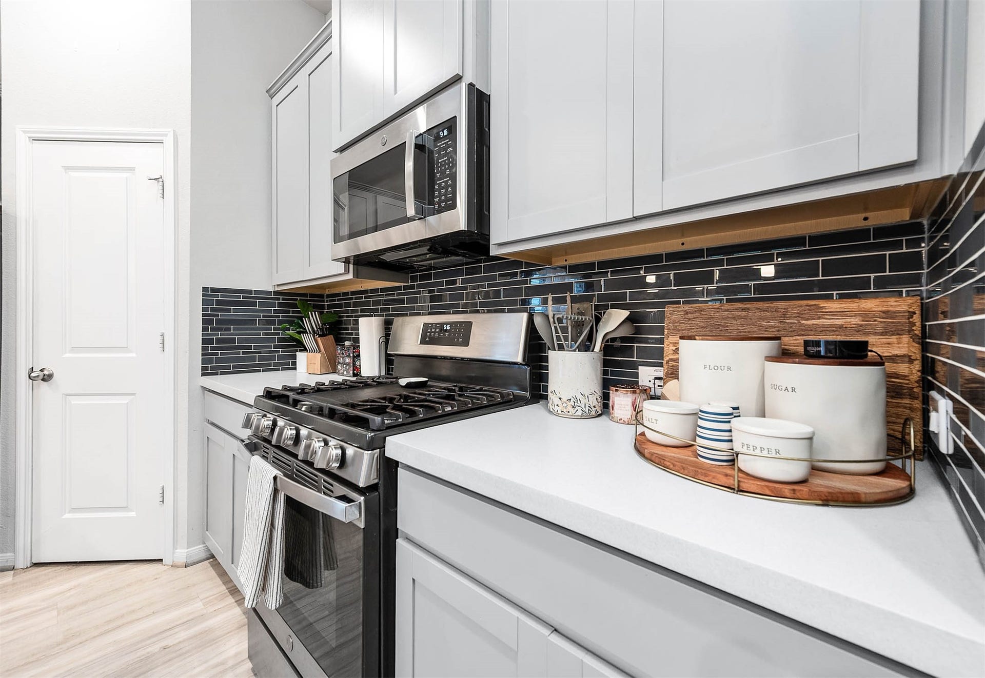 3707 Amoroso Drive, Iowa Colony, TX 77583 A gas oven/range, stainless steel appliances, and sleek backsplash bring style to your cooking routine.