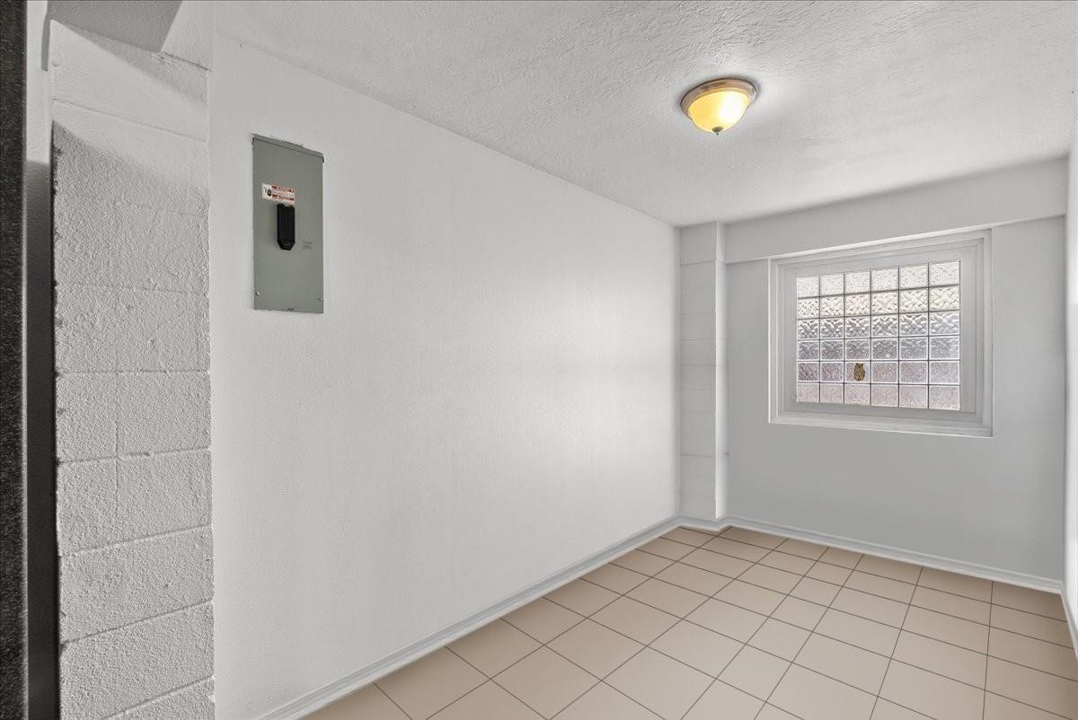 218 BARRACUDA Street, Bayou Vista, TX 77563 Downstairs flex room